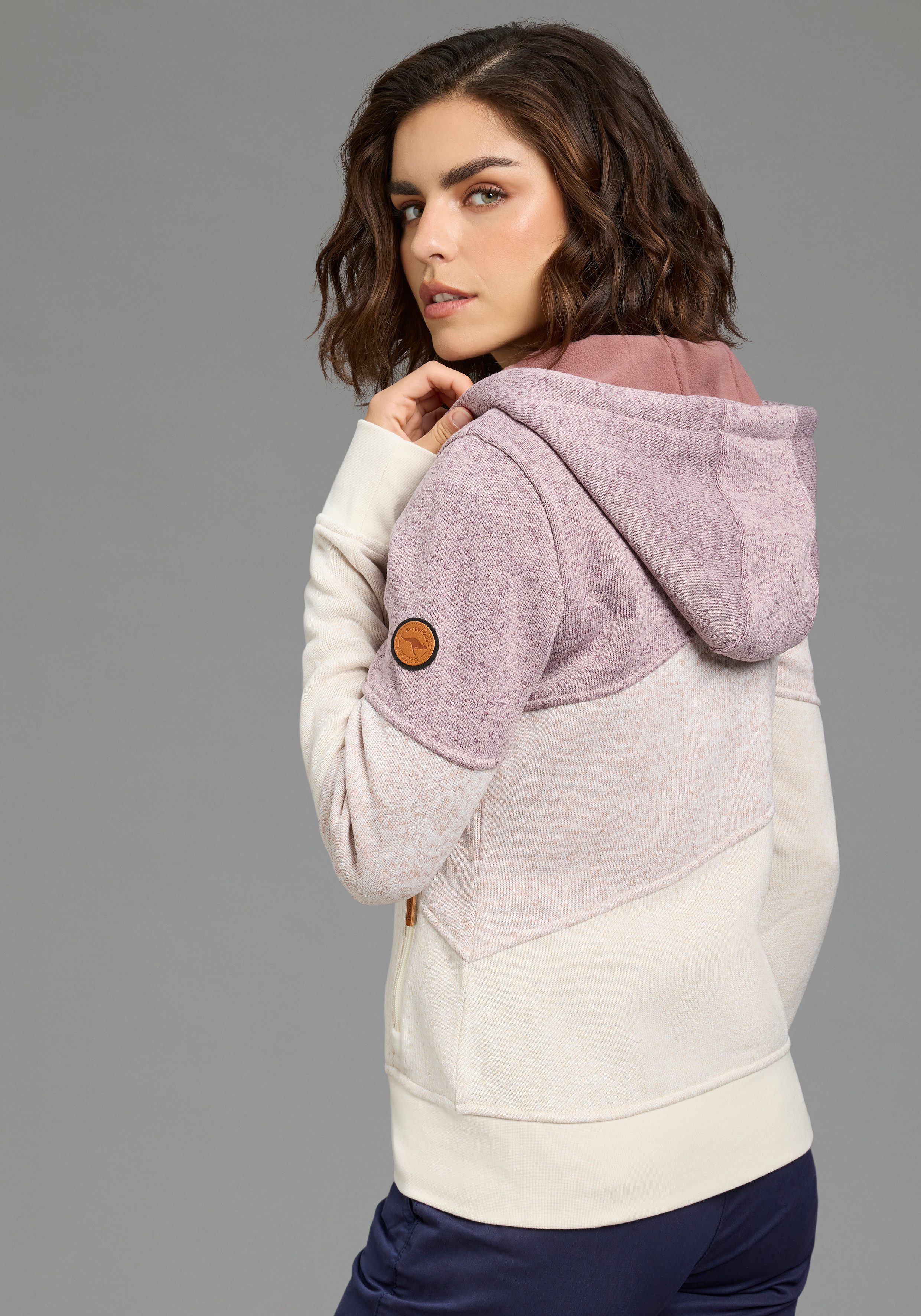 KangaROOS Strickfleecejacke mit Kapuze, hüftlange Form. € 59,99, (€ 59,99 pro 1 Stk).