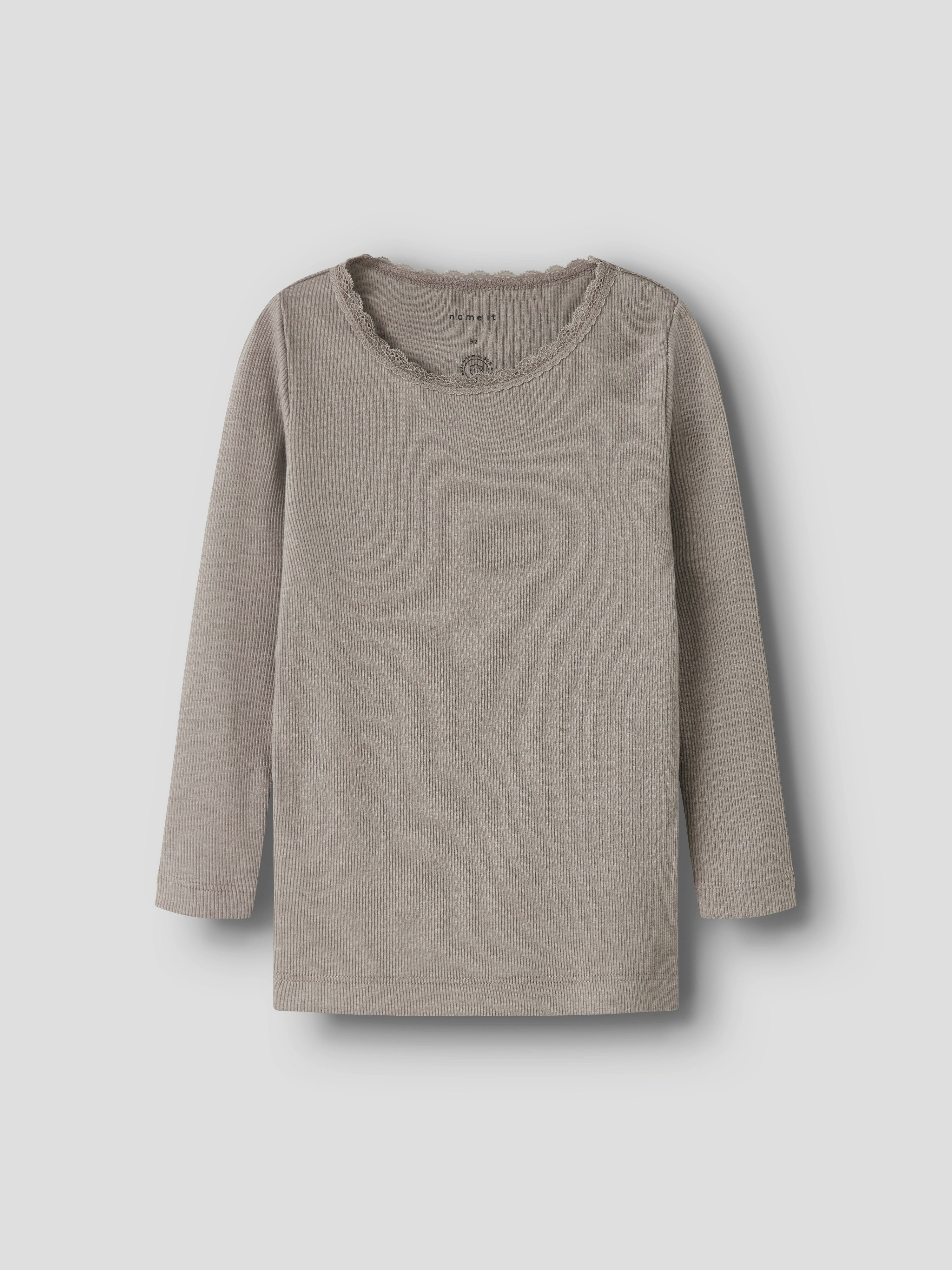 Name It Langarmshirt NMFKAB LS TOP NOOS in Feinripp und mit süßer Spitzenkante am Ausschnitt