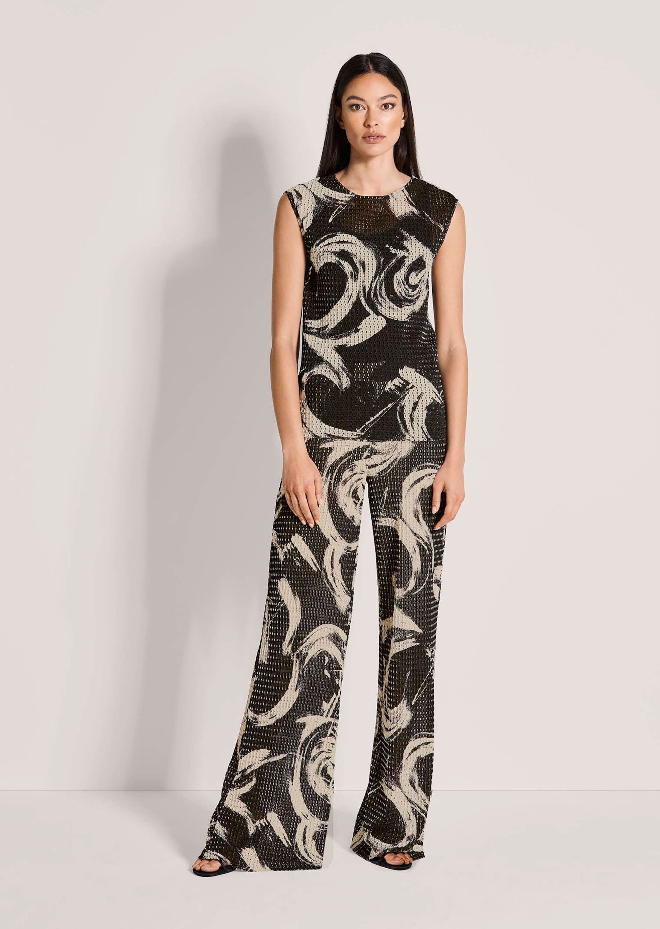 MADELEINE Shirttop Ajourshirt mit grafischem Muster Stretchshirt mit U-Boot-Ausschnitt und ohne Arm