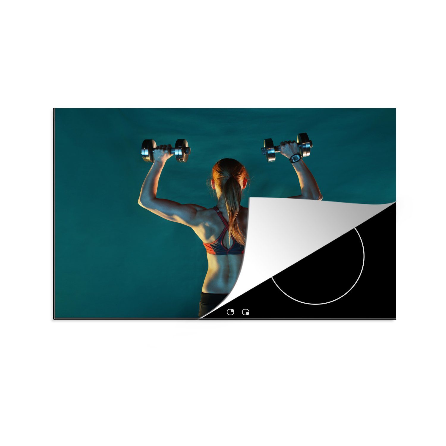 MuchoWow Herdblende-/Abdeckplatte Eine Frau hält beim Fitness zwei Gewichte hoch, Vinyl, (1 tlg), 81x52 cm, Induktionskochfeld Schutz für die küche, Ceranfeldabdeckung