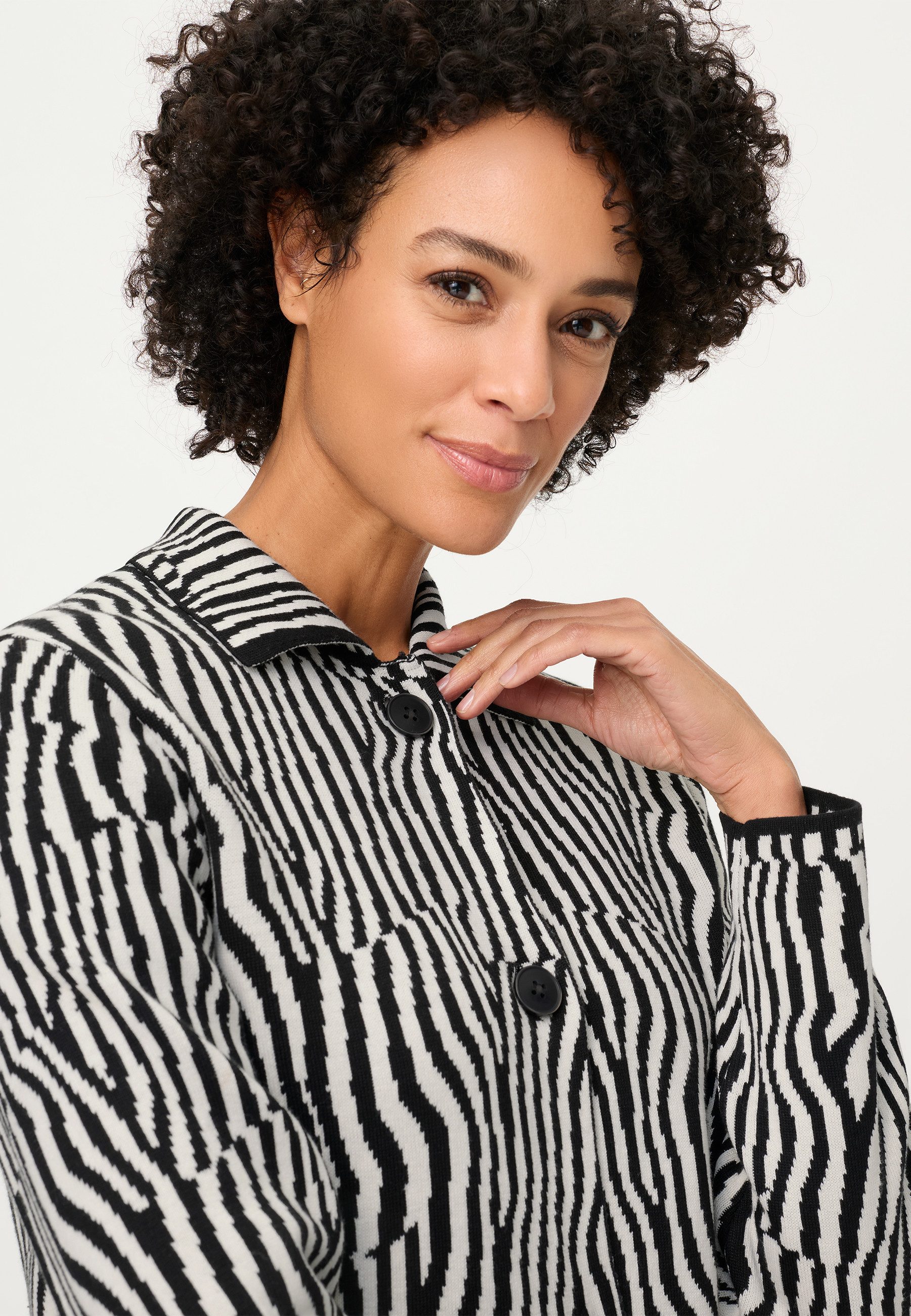 Olsen Cardigan mit Hemdblusenkragen und Allover-Dessin – Bild 3 von 5