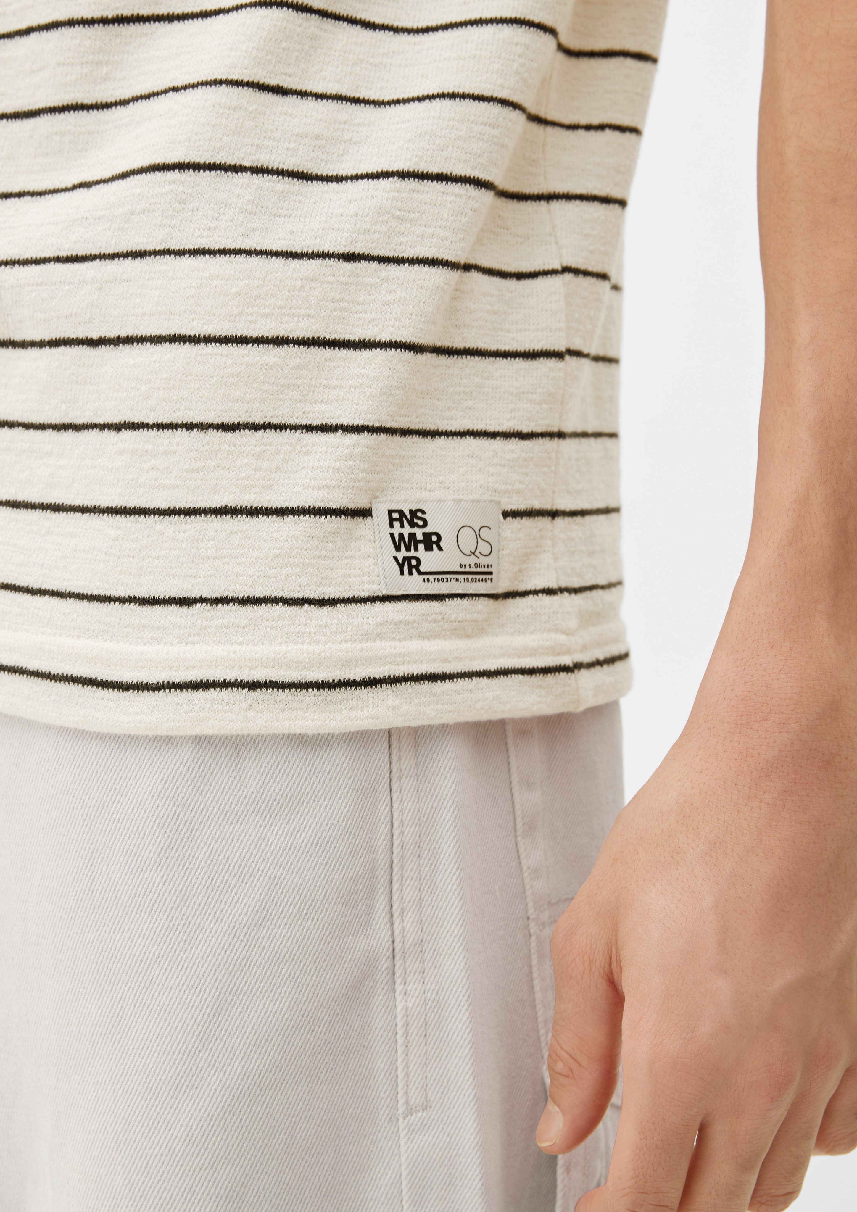 T-Shirt Baumwoll-Frottee helles QS Kurzarmshirt aus Label-Patch beige