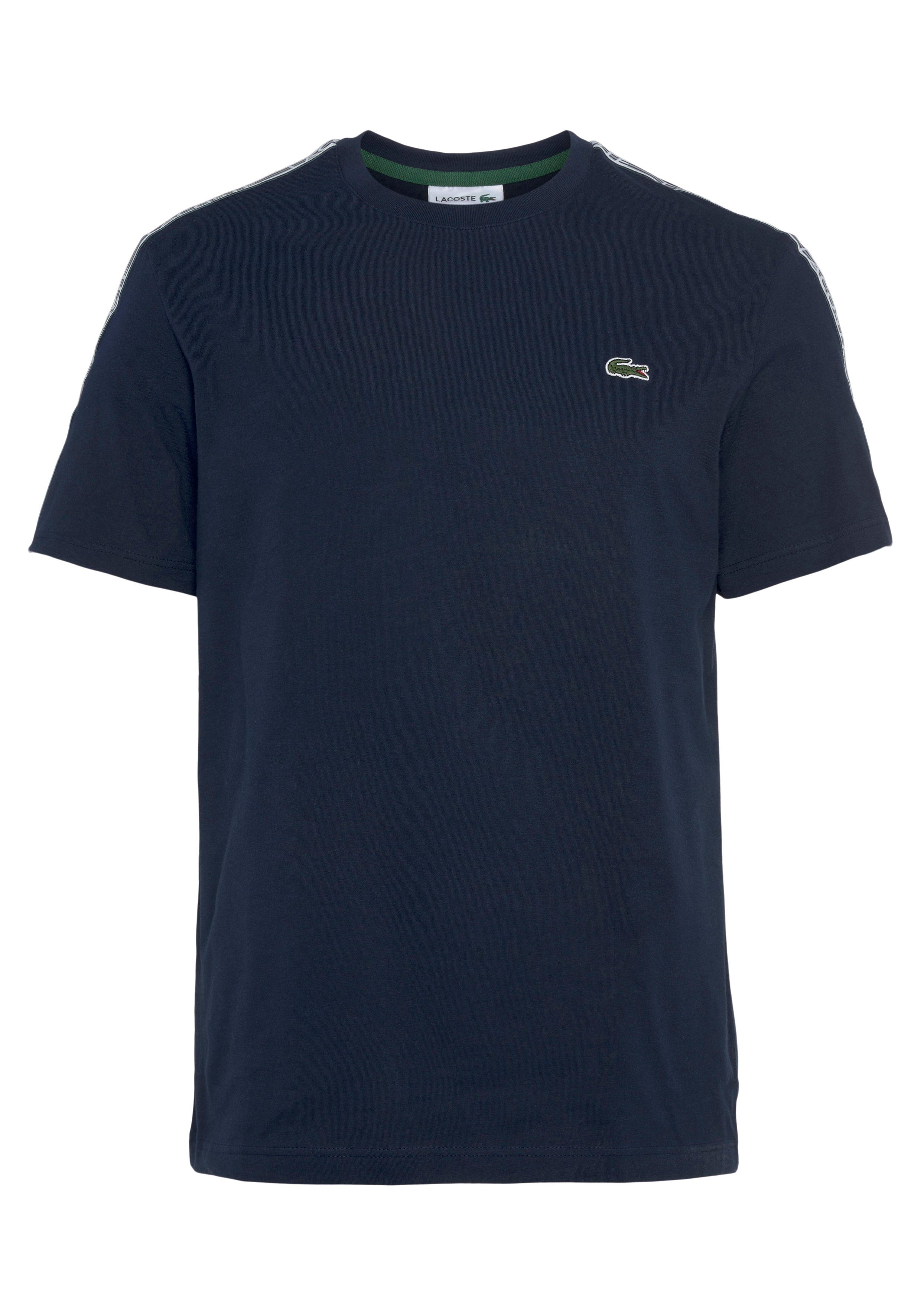 blue Lacoste Kontrastband T-Shirt an den navy beschriftetem Schultern mit