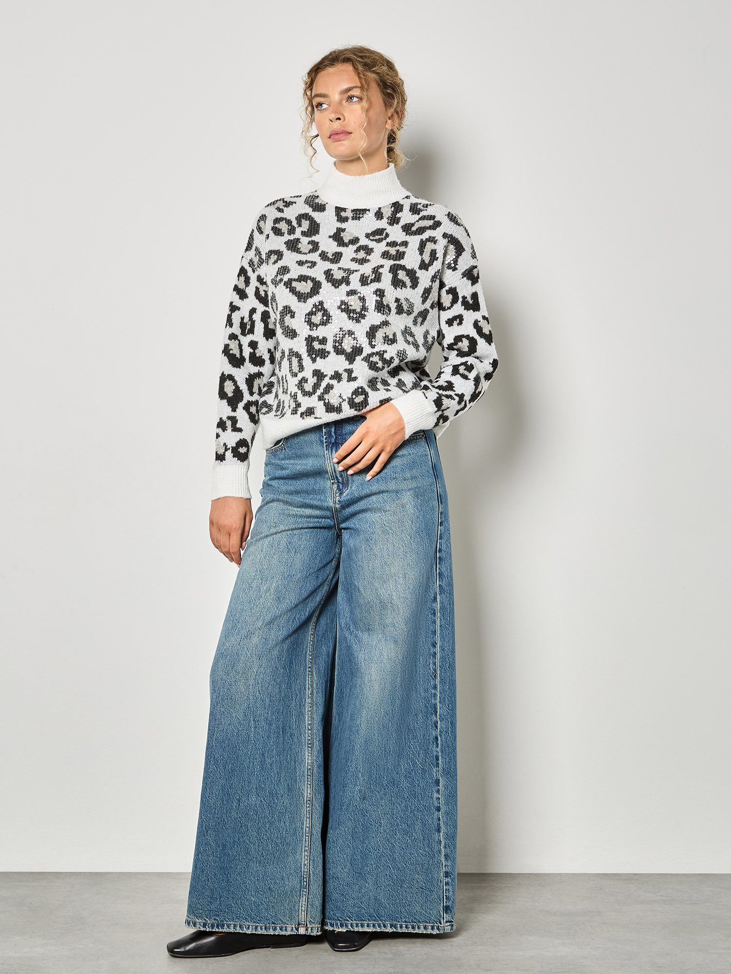 Apricot Rundhalspullover Stehkragenpullover mit Leo-Muster und Pailletten