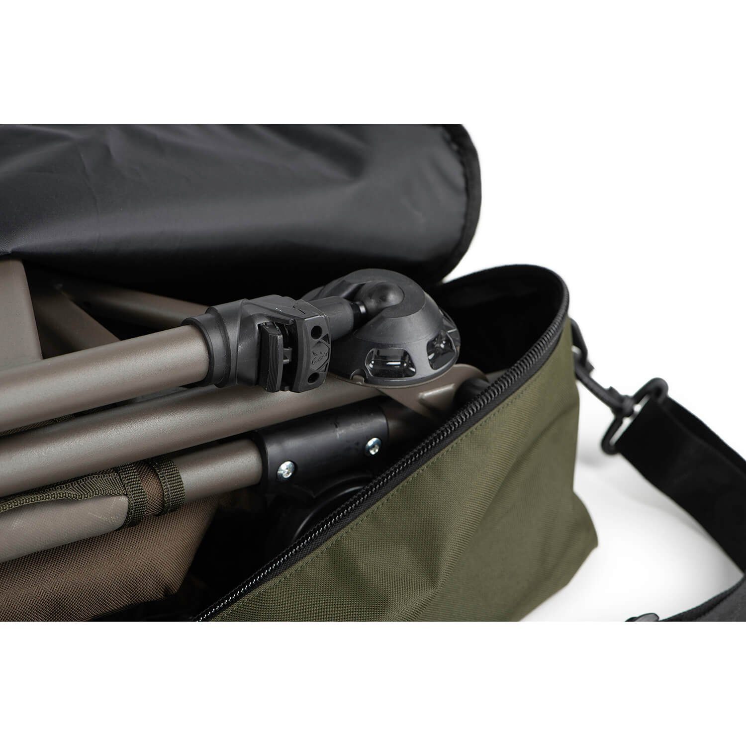 FOX International Betttasche Fox R Series Stuhltasche Large, Maße: 88 x 68 x 20cm, Hochrobuste Doppelreißverschlüsse, Abnehmbarer gepolsterter Schultertragegurt, Versteifte EVA-Handtragegriffe, Aus 100% vorbehandeltem 400 Denier Polyester, Hauptaußenmaterial 100% Polyester. Polsterung/Füllung 100% Polyethylen, Innenfutter 100% Polyester