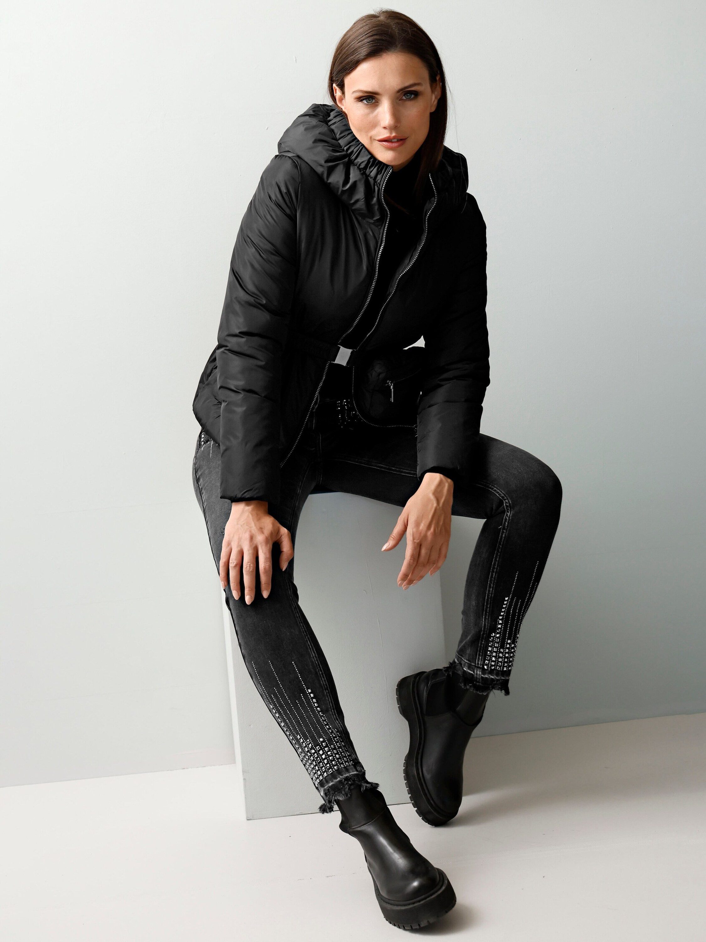 Alba Moda Steppjacke Modische Steppjacke mit Gürteltasche Unifarbenes Design mit klassischem Rundhalsausschnitt