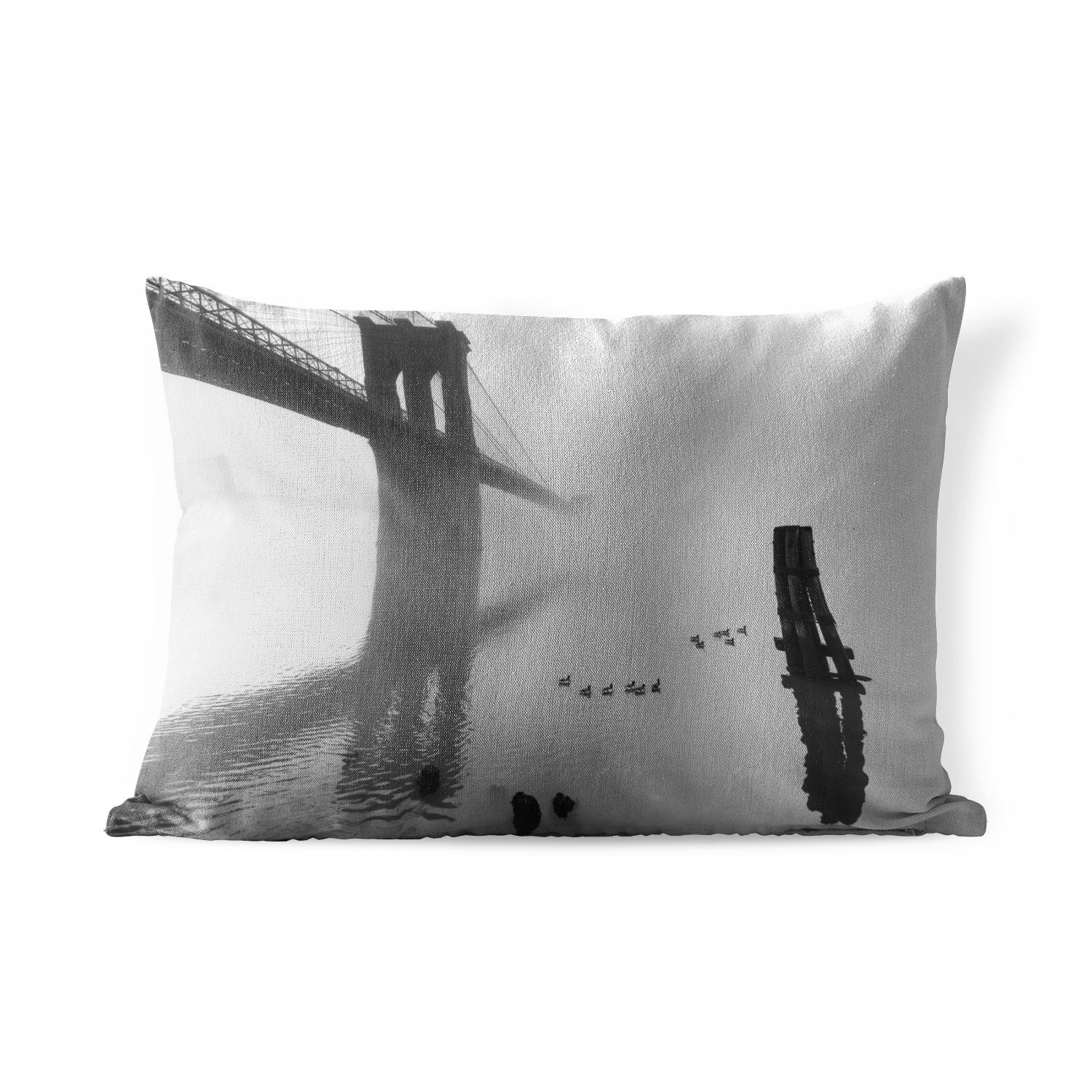 MuchoWow Dekokissen Nebel bedeckt die Brooklyn Bridge in New York in schwarz-weiß, Outdoor-Dekorationskissen, Polyester, Dekokissenbezug, Kissenhülle