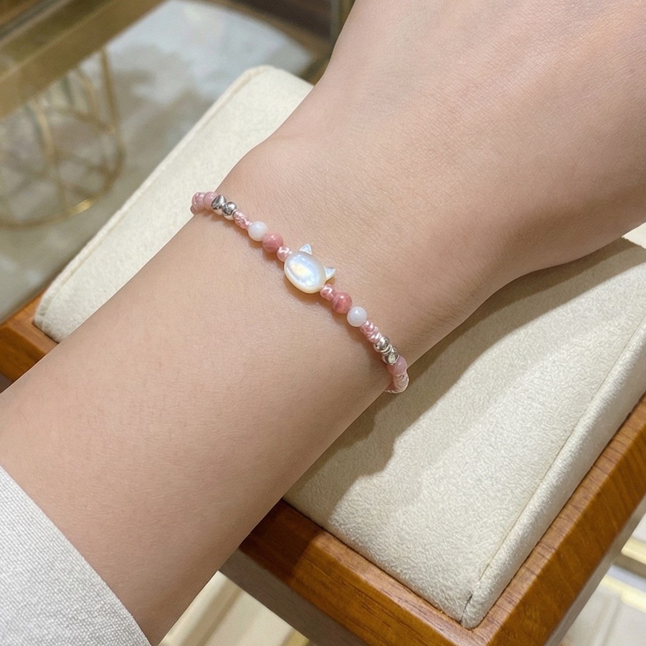 The Beauty House Armband Edelstein Armband mit bunten Perlen & Katzenmotiv, – Zarter Damenschmuck in Rosa