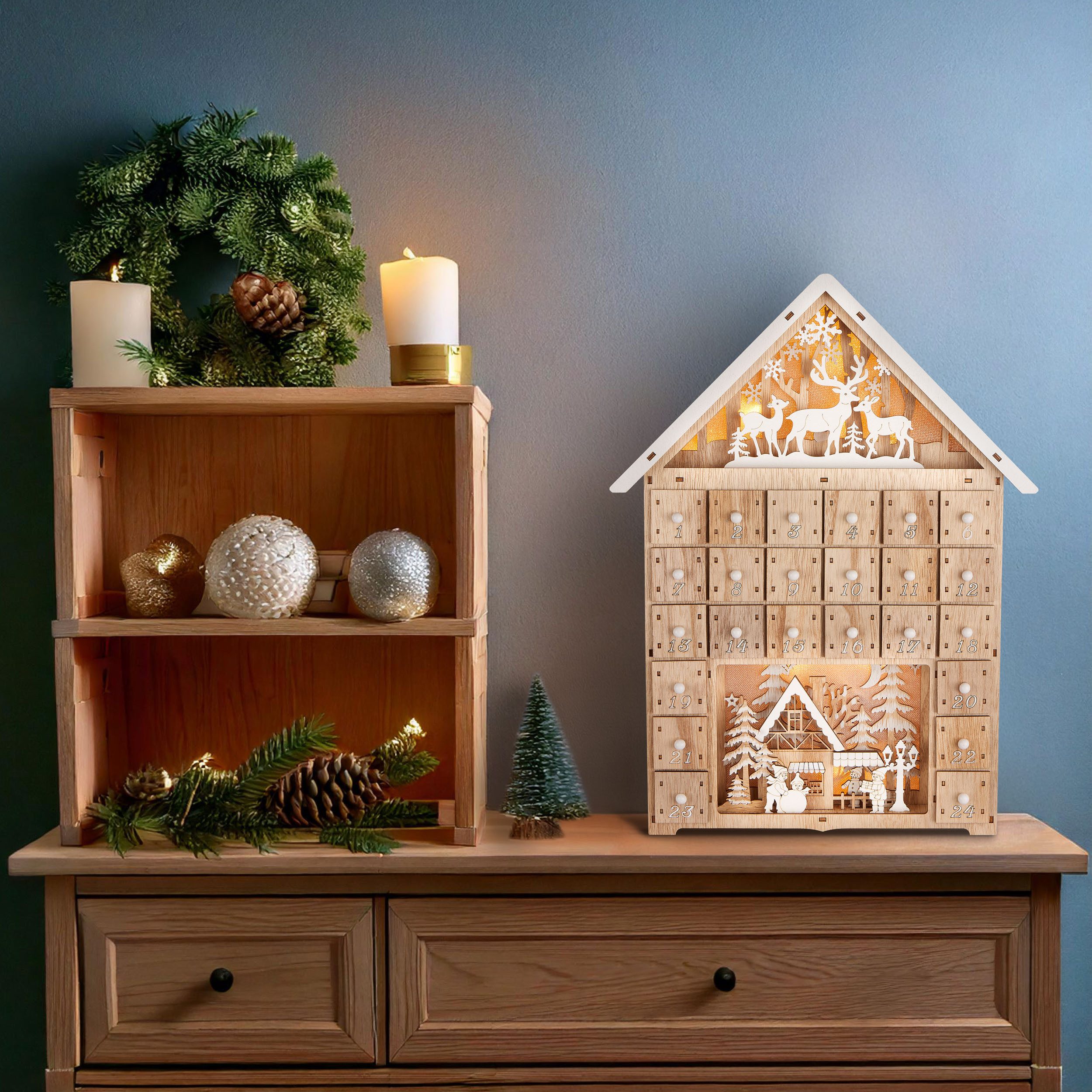 BRUBAKER befüllbarer Adventskalender Weihnachtshaus - 40 cm Holz Weihnachtskalender + LED Beleuchtung (Haus Adventskalender zum Befüllen - Beleuchtet, 1-tlg), Rentiere im Wald, Schnee Dorf mit Kindern