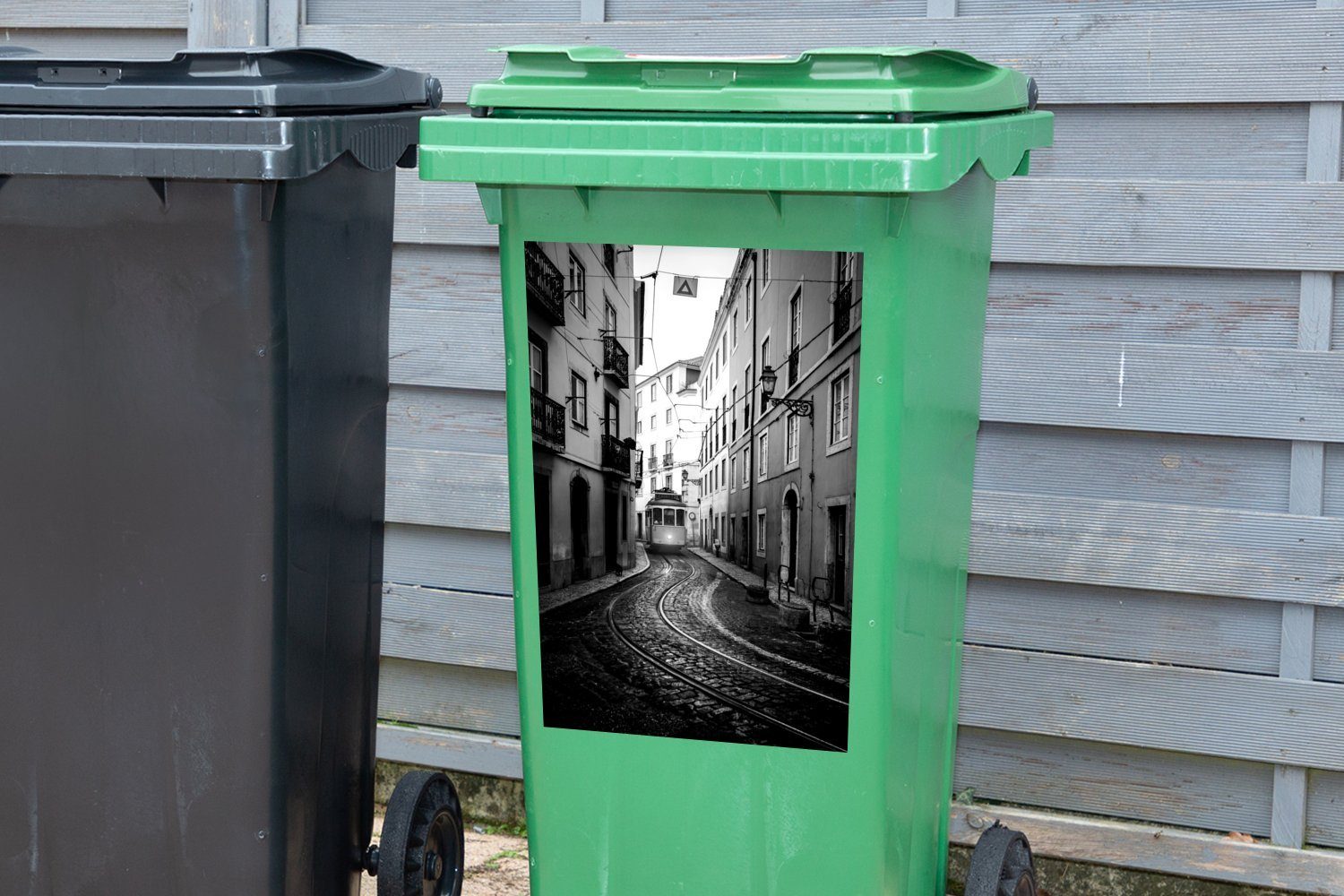 - MuchoWow Sticker, Lissabon Mülleimer-aufkleber, Mülltonne, weiß Wandsticker Straßenbahn St), (1 Abfalbehälter in Portugiesisch Alfama und schwarz Container,