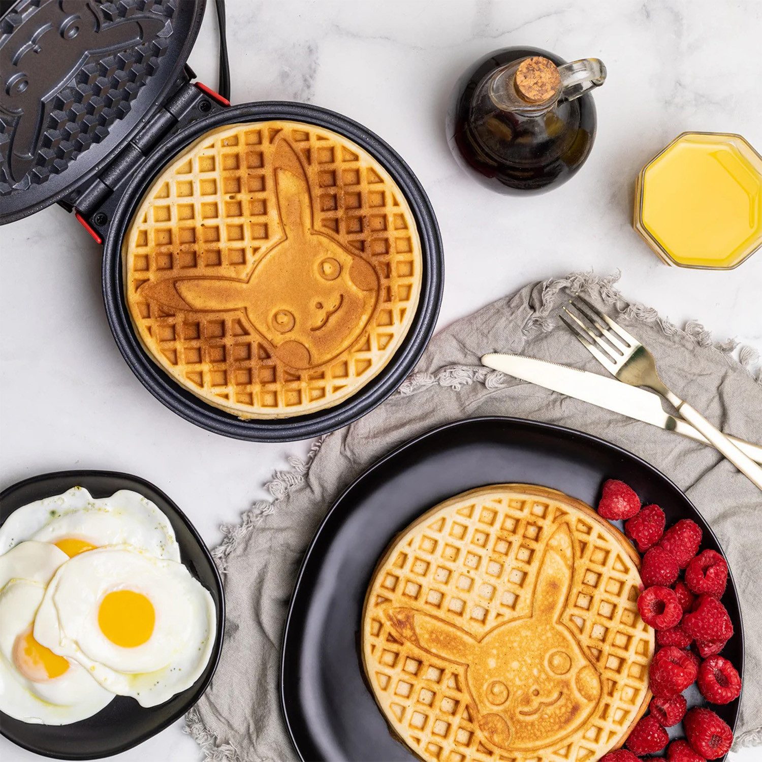 Uncanny Brands Waffeleisen Pokémon Pikachu Waffeleisen - Antihaft Waffle Maker – Bild 3 von 5
