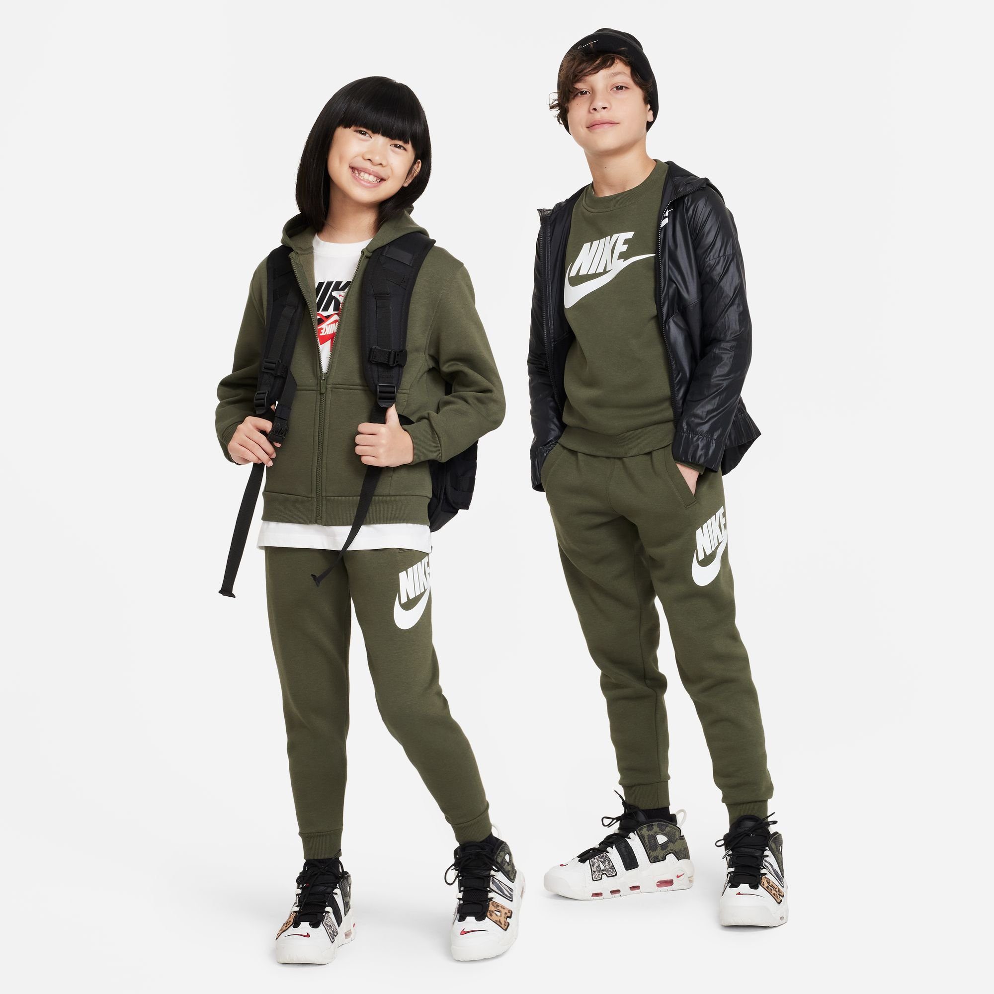 Nike Sportswear Jogginghose CLUB FLEECE CARGO KIDS' KHAKI/WHITE JOGGER BIG PANTS