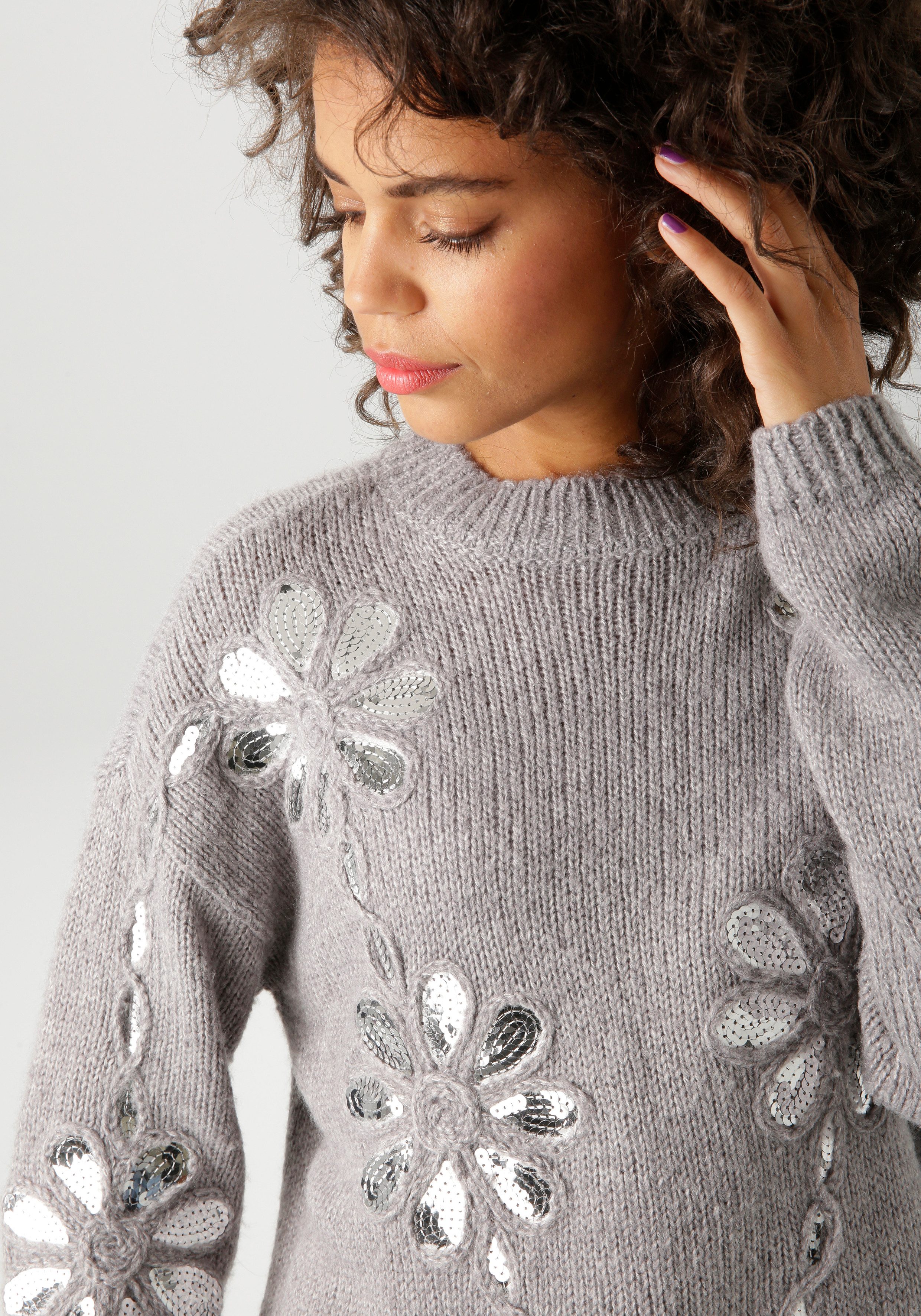 Aniston CASUAL Strickpullover mit Pailletten verzierte Blüten-Applikationen