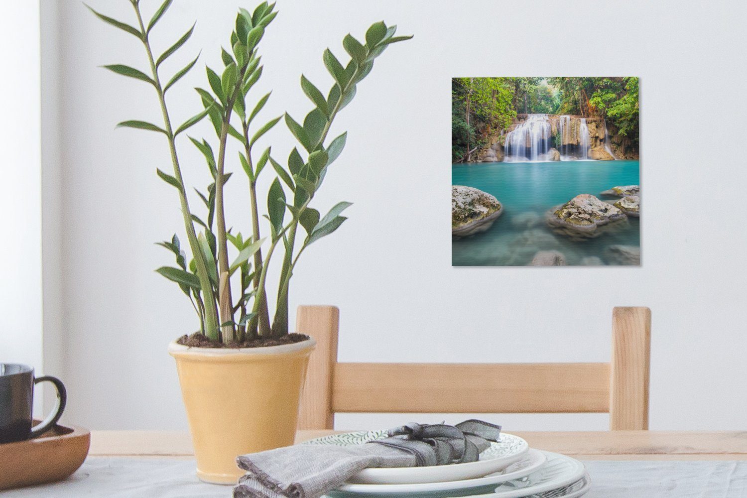 im vor Leinwand Wohnzimmer für (1 OneMillionCanvasses® Schlafzimmer Erawan-Nationalpark, Wasserfall Moosbewachsene Bilder St), dem Felsen Leinwandbild
