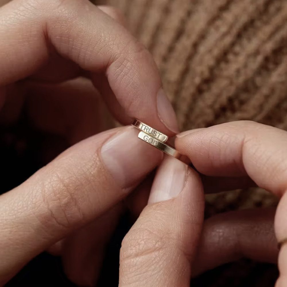 XCOAST Goldring Ring mit der Botschaft „TRUST GOD“ – ein Symbol für Glauben - Gold (Perfekte Geschenkidee, Edelstahl), Finger von 17mm bis 19mm Durchmesser (anpassbar)