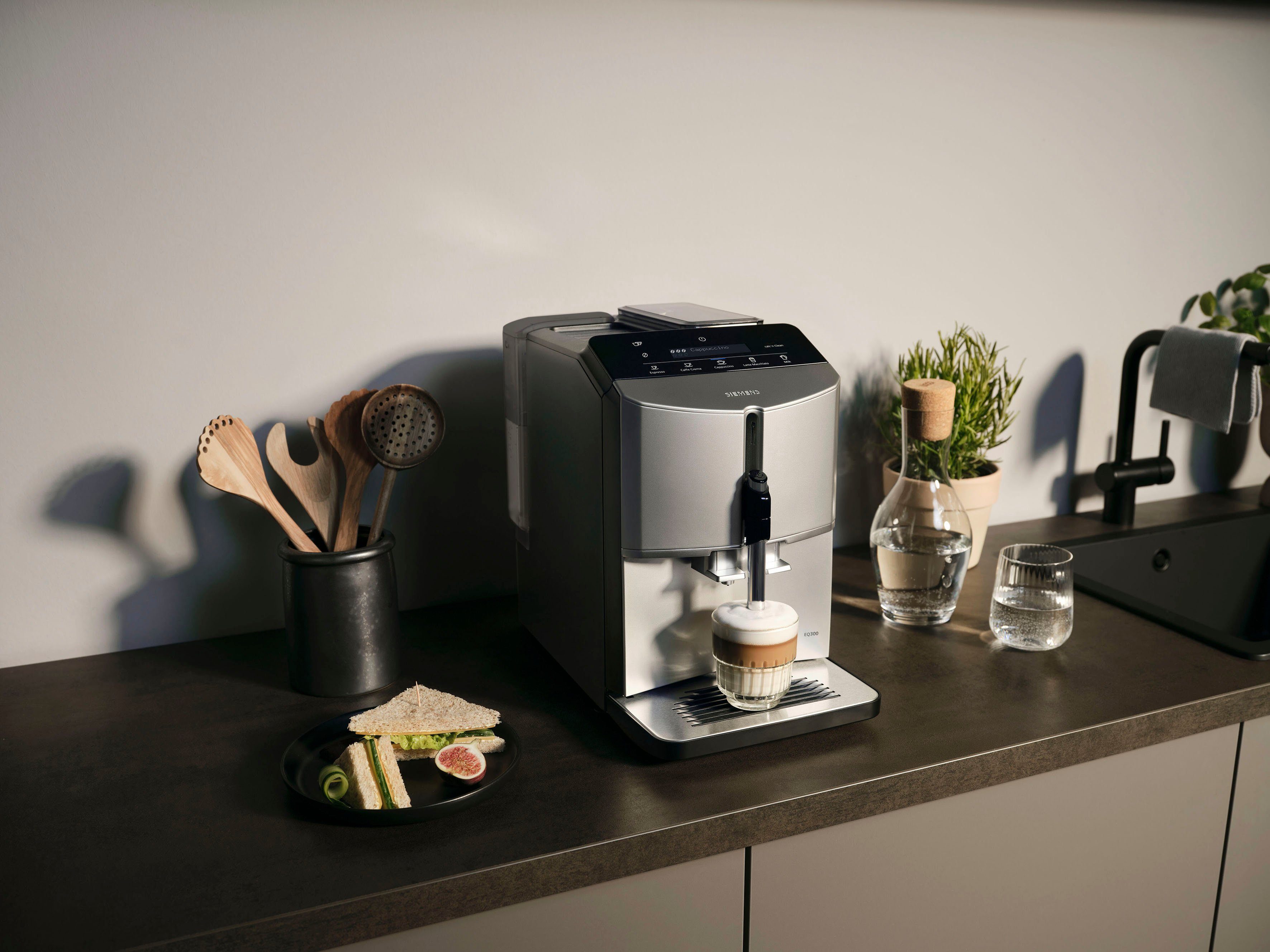 SIEMENS Kaffeevollautomat EQ300 TF303E07, viele Kaffeespezialitäten, OneTouch-Funktion, benutzerfreundliches Display, Keramikmahlwerk, silber metallic – Bild 4 von 5