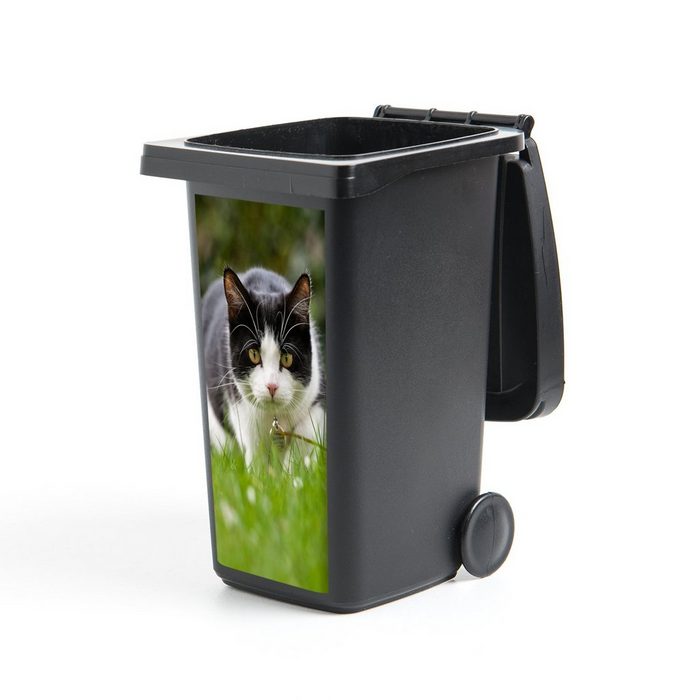 MuchoWow Wandsticker Katze - Gras - Schwarz - Weiß - Mädchen - Kinder - Jungen - Kinder (1 St) Mülleimer-aufkleber Mülltonne Sticker Container Abfalbehälter