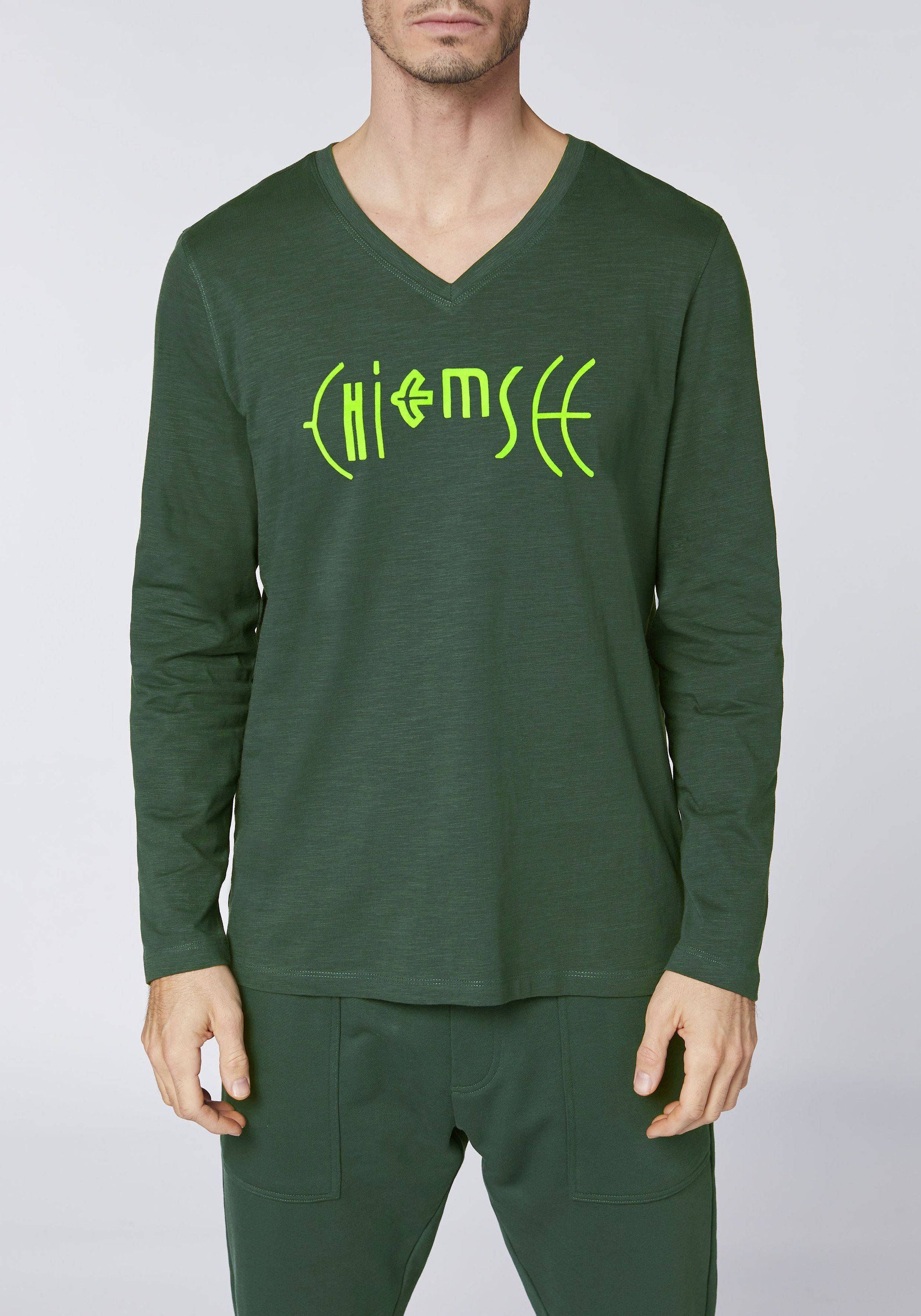 aus grün Longsleeve mit Chiemsee V-Neck Logo-Longsleeve Jersey dunkel 1