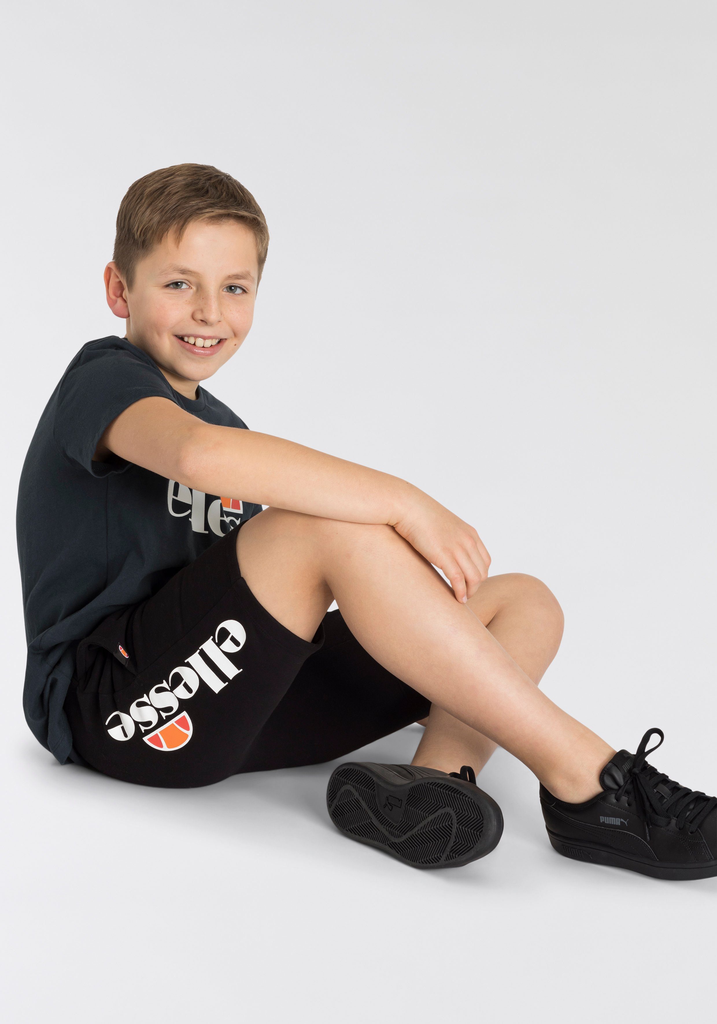 Ellesse Sweatshorts TOYLE mit Eingrifftaschen, kurzer Schnitt