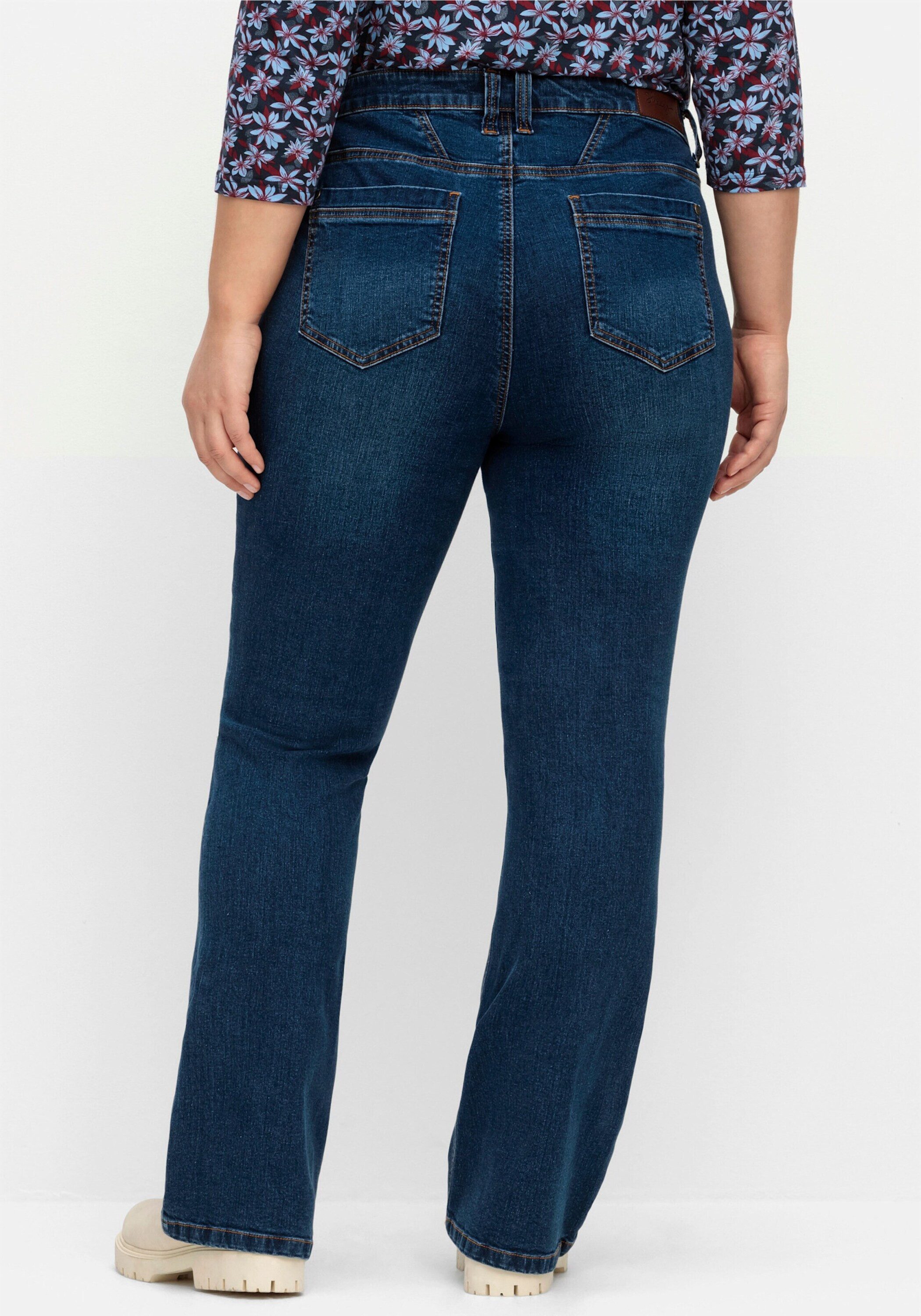 Sheego Bequeme Jeans Bootcut-Jeans SUSANNE ideal bei viel Bauch und schmalen Beinen – Bild 2 von 5