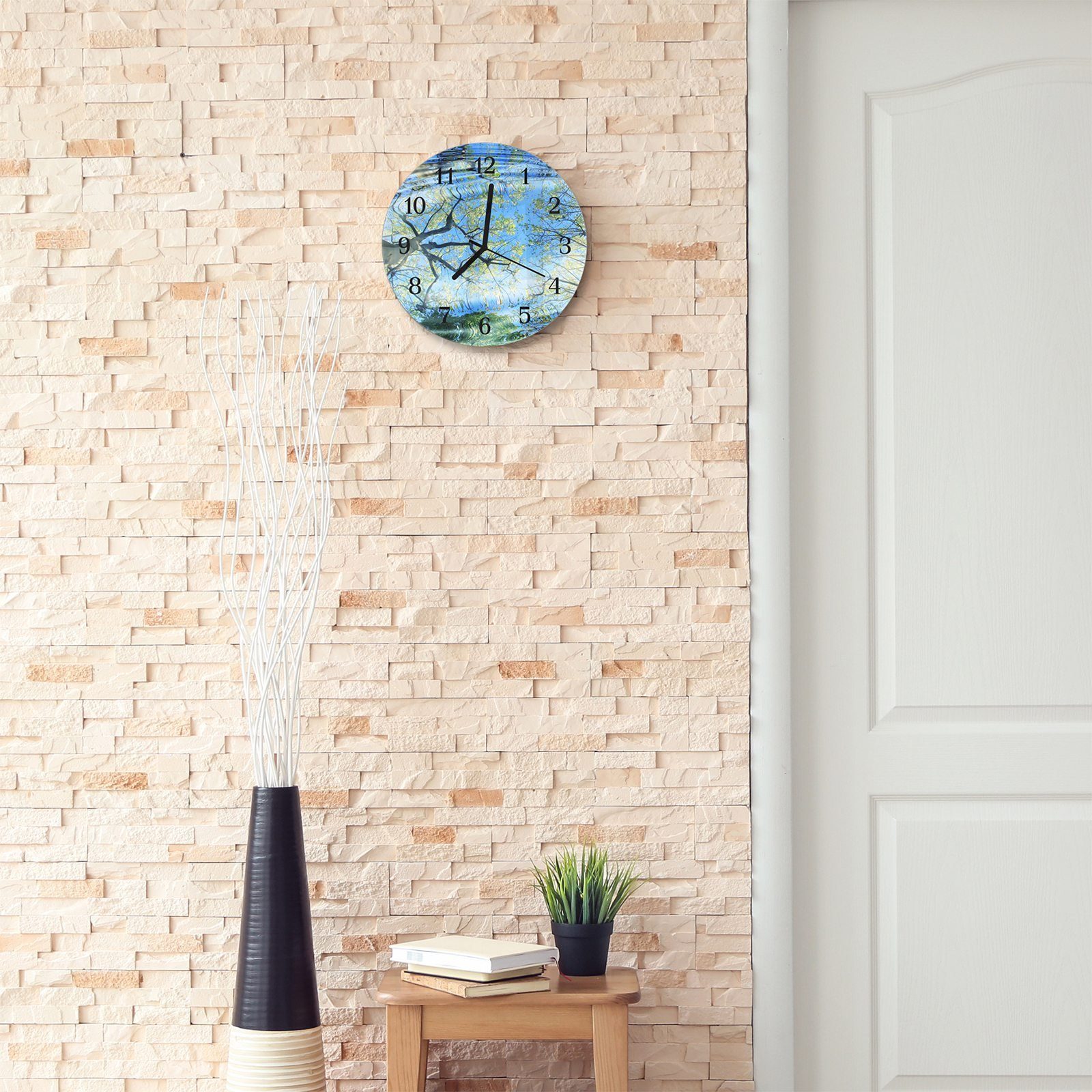 Primedeco Wanduhr Wanduhr aus cm Glas - Quarzuhrwerk mit mit 30 Baumwasserspiegelung Motiv Durchmesser Rund und