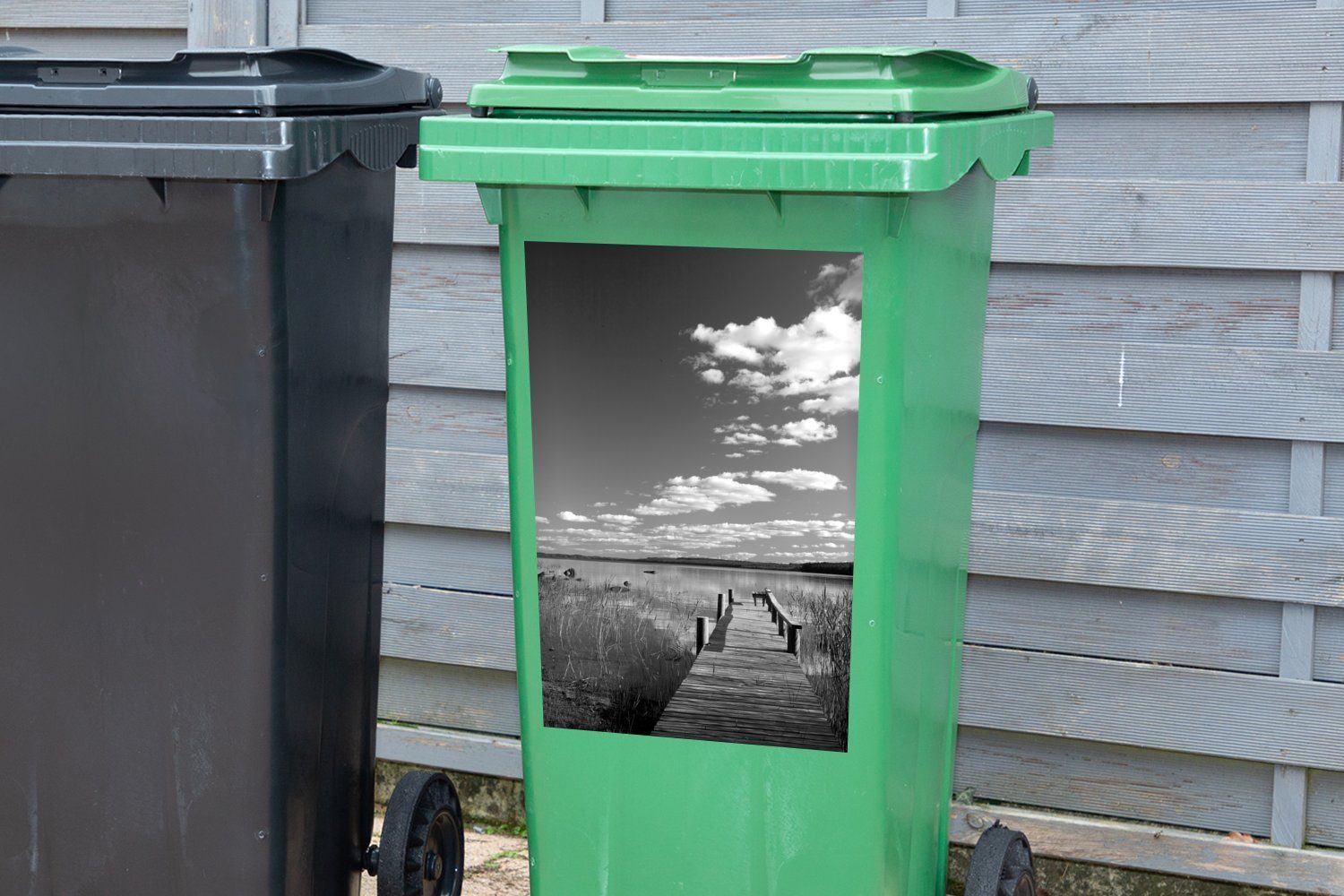 MuchoWow Wandsticker Kurzer Bootssteg (1 weiß schwarz in Abfalbehälter Container, und Mülltonne, Sticker, St), Finnland Mülleimer-aufkleber, 
