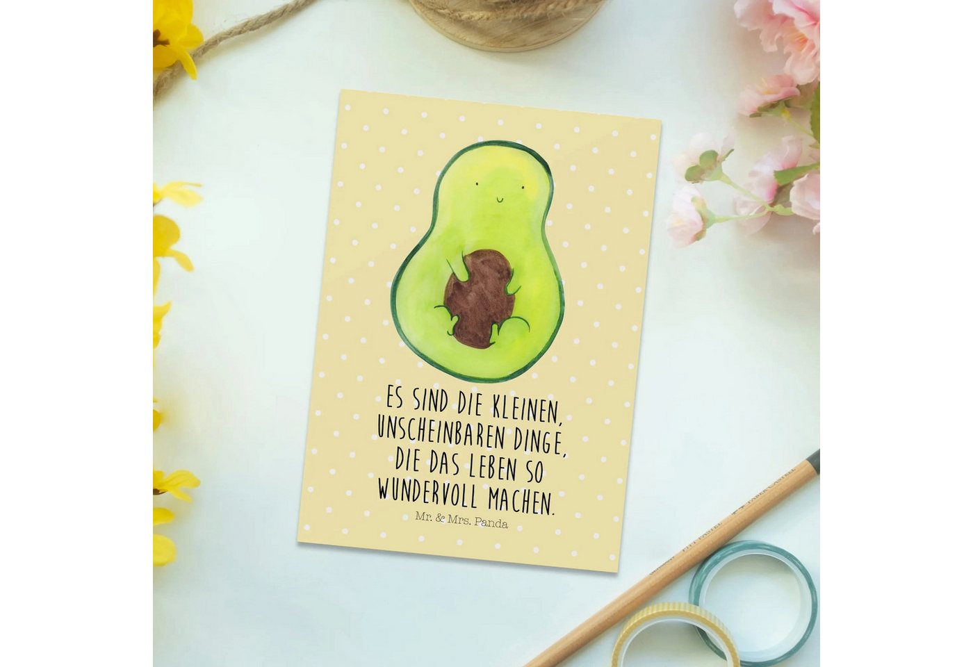 Thumbnail - Mr. & Mrs. Panda Postkarte Avocado Kern - Gelb Pastell - Geschenk, Postkarte, Veggie, Pflanze, F, Charmantes Design