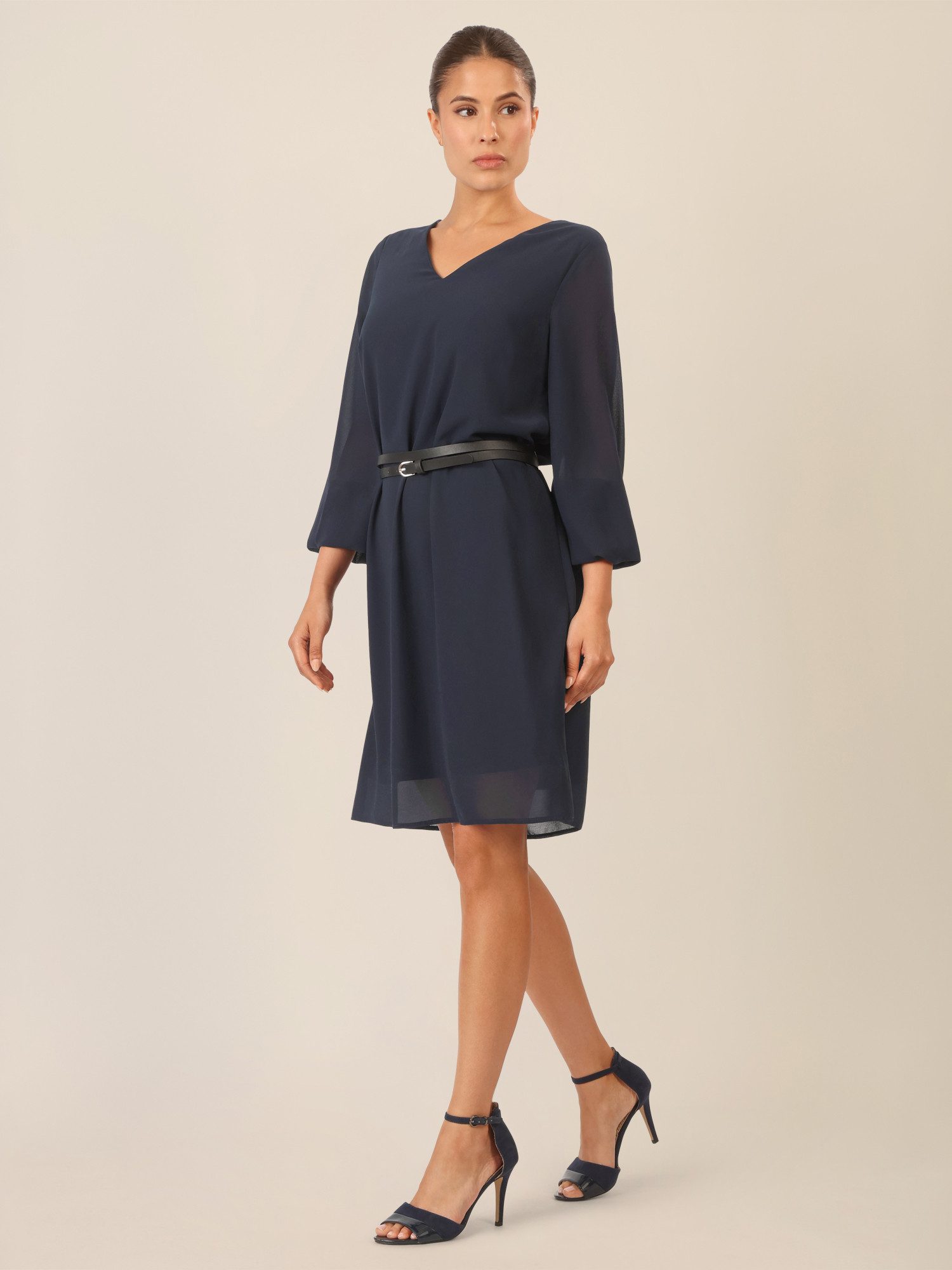 Apart Chiffonkleid mit Gürtel und V-Ausschnitt günstig online kaufen