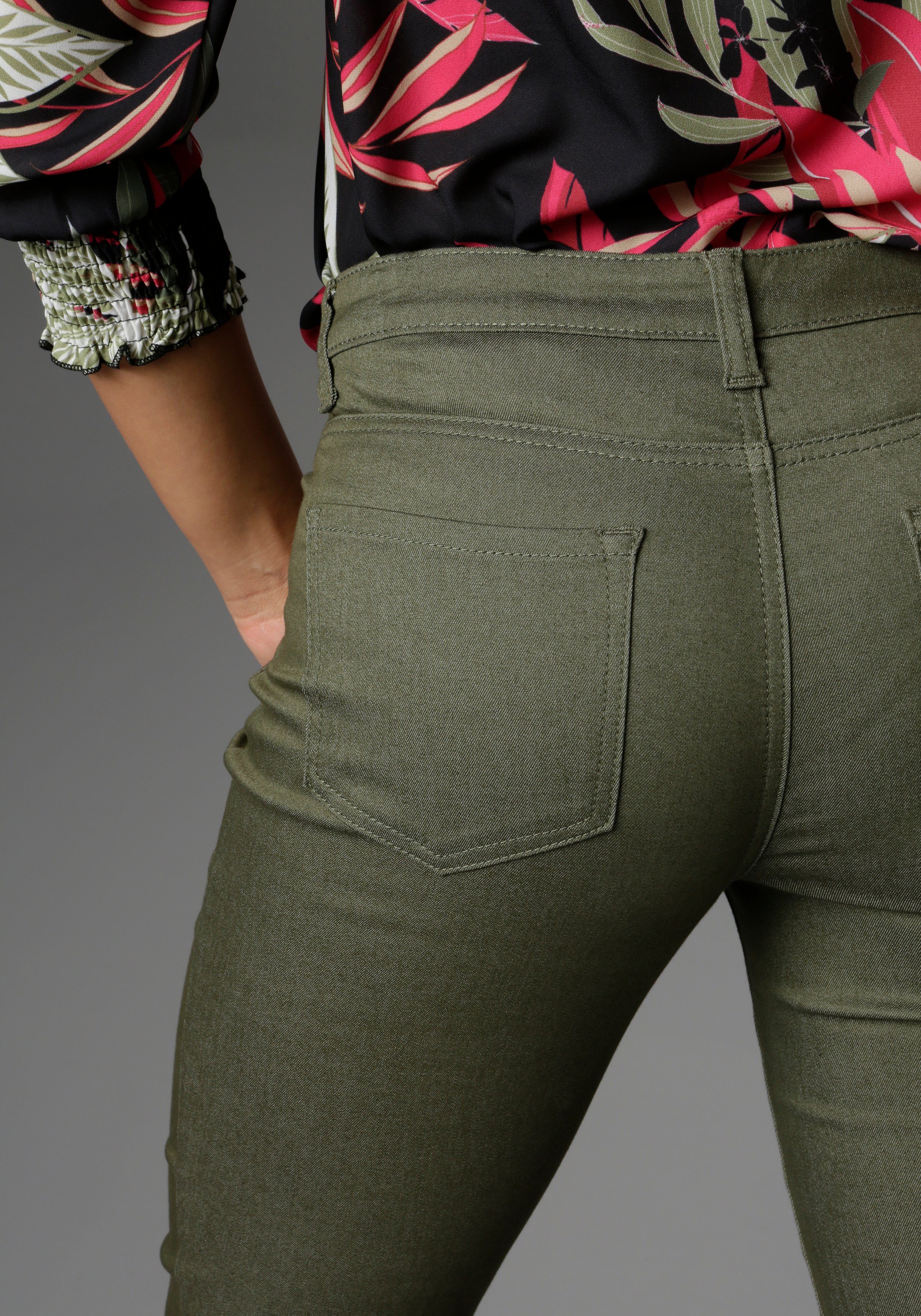 Straight-Jeans in SELECTED olivgrün verkürzter Länge cropped Aniston