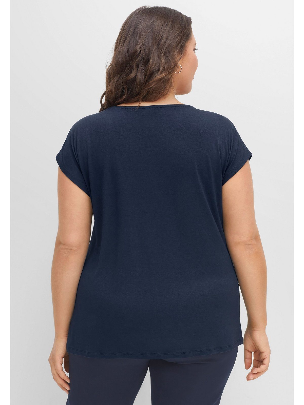 aus mit Viskosemix Sheego nachtblau Größen angenehmem Falten, T-Shirt Große gelegten
