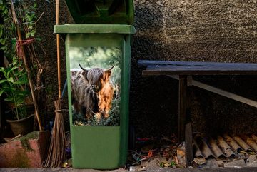 MuchoWow Wandsticker Schottische Highlander - Wald - Tiere (1 St), Mülleimer-aufkleber, Mülltonne, Sticker, Container, Abfalbehälter