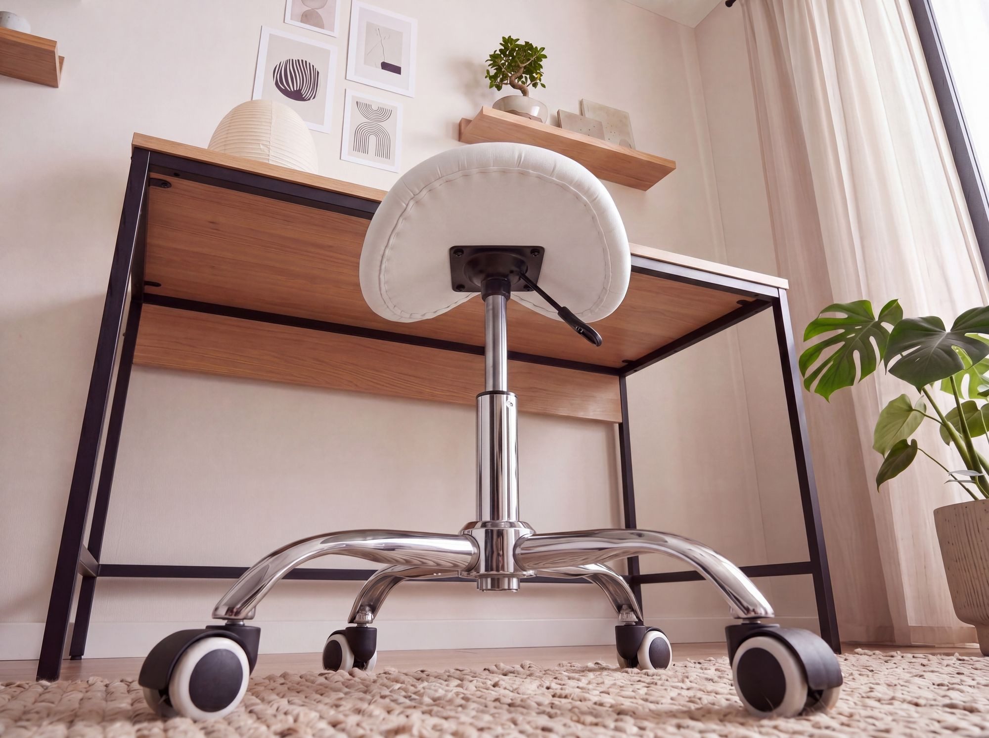 FINEBUY Arbeitshocker SuVa6065_1 Sattelhocker Praxishocker Kosmetikhocker Drehhocker (Friseurhocker Kunstleder, Praxishocker mit Rollen), Sattelhocker Weiß, Kosmetikhocker Drehhocker