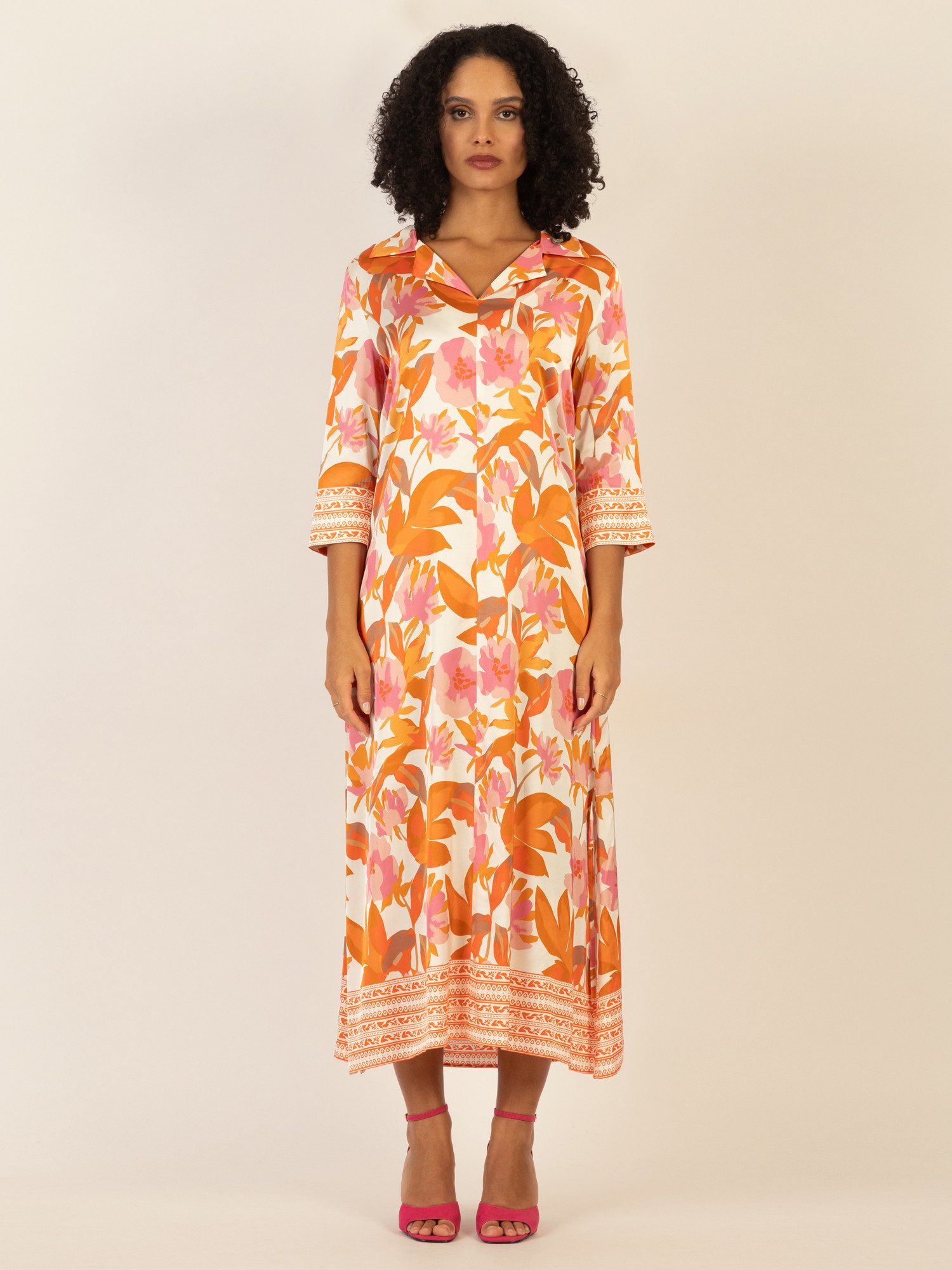 mint & mia Maxikleid aus Satin mit floraler Bordüre