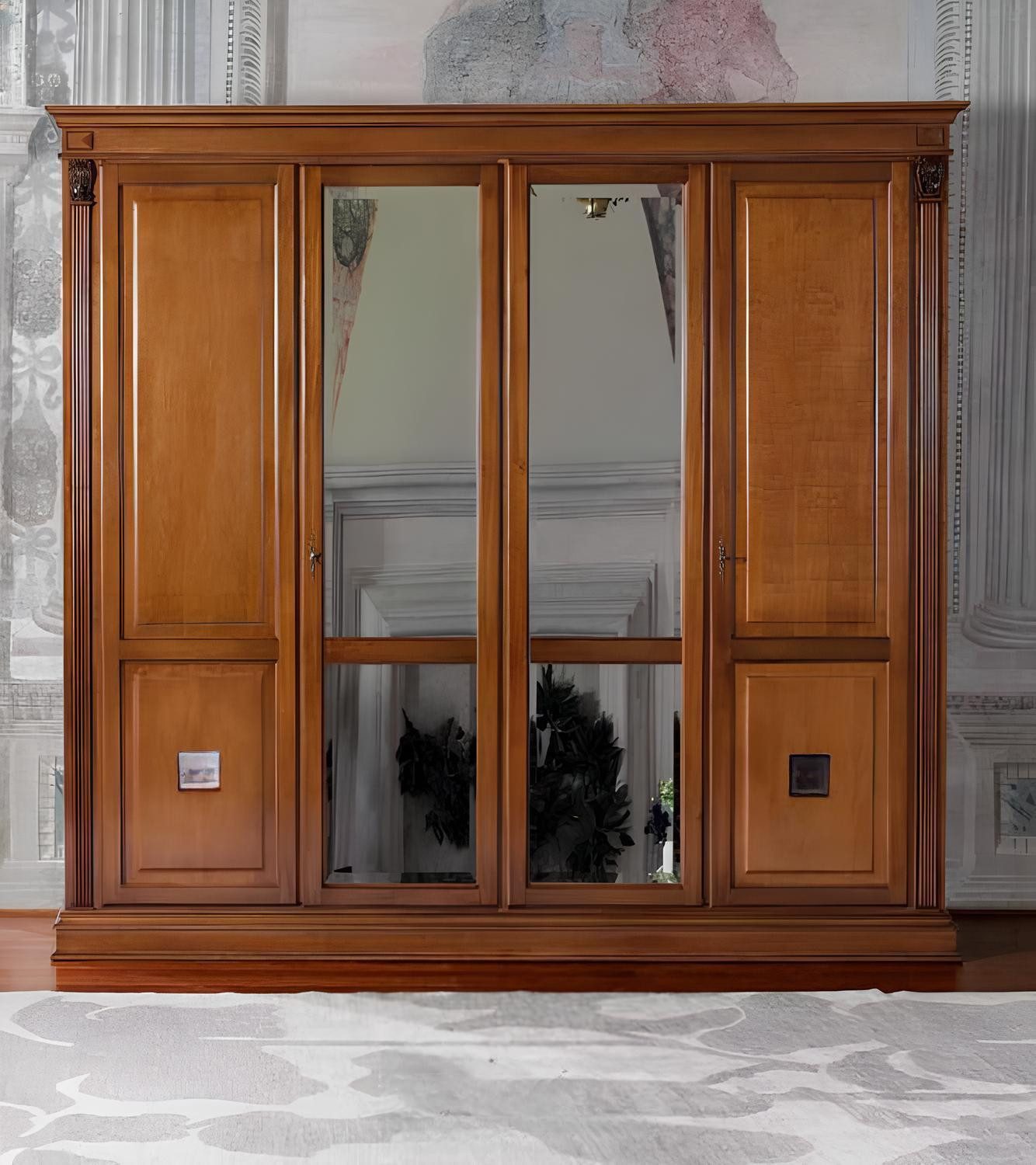 Kleiderschrank Antiker Holzschrank im italienischen Stil für das Schlafzimmer