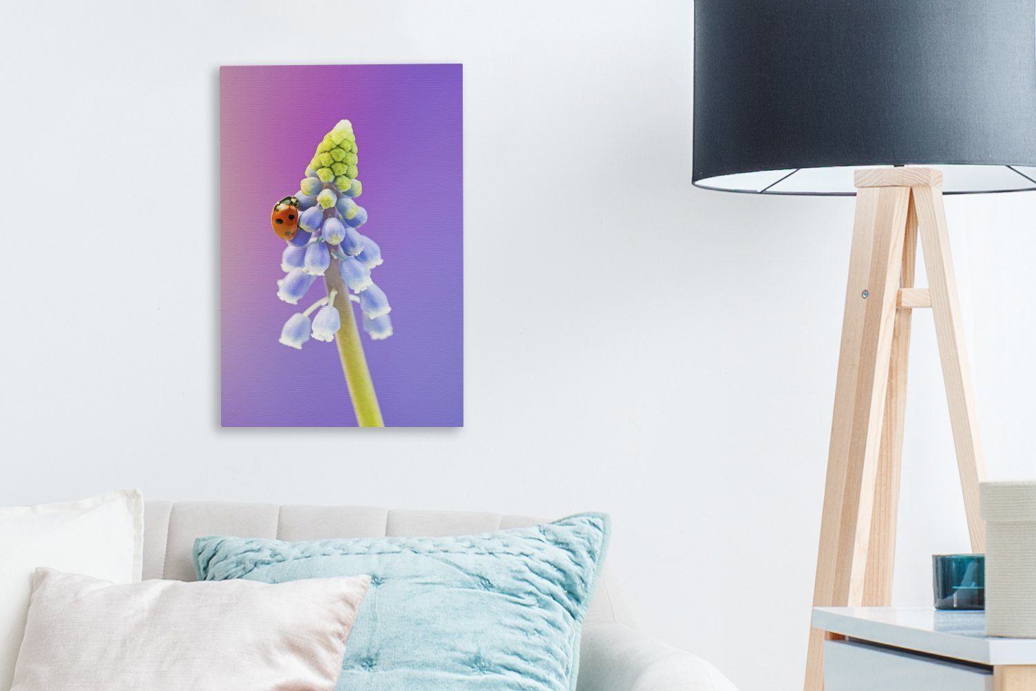(1 Leinwandbild OneMillionCanvasses® inkl. bespannt St), Muscari-Blüte, fertig Leinwandbild cm Gemälde, Marienkäfer Zackenaufhänger, 20x30 auf einer