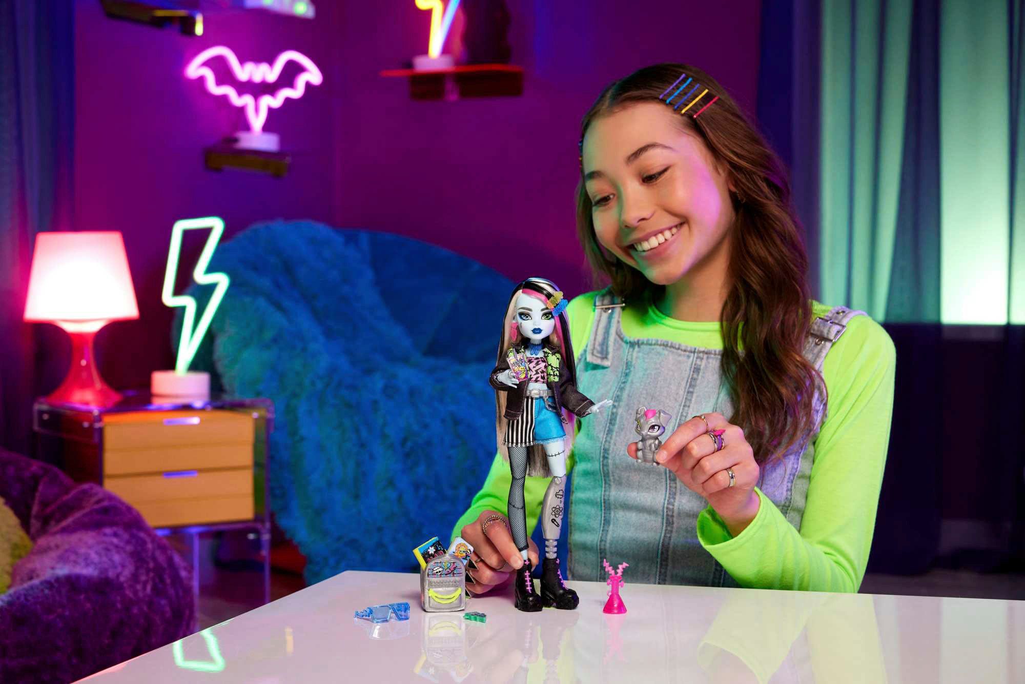 MonsterHigh™ Anziehpuppe Frankie Stein mit Haustier günstig online kaufen
