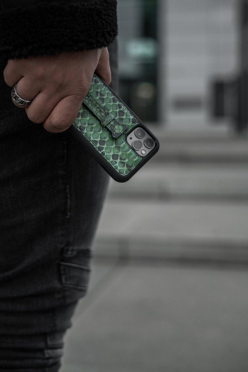 GOLDBLACK Handyhülle GOLDBLACK iPHONE 11 PRO LEDERHÜLLE MIT FINGERSCHLAUFE PYTHON GRASGRÜN
