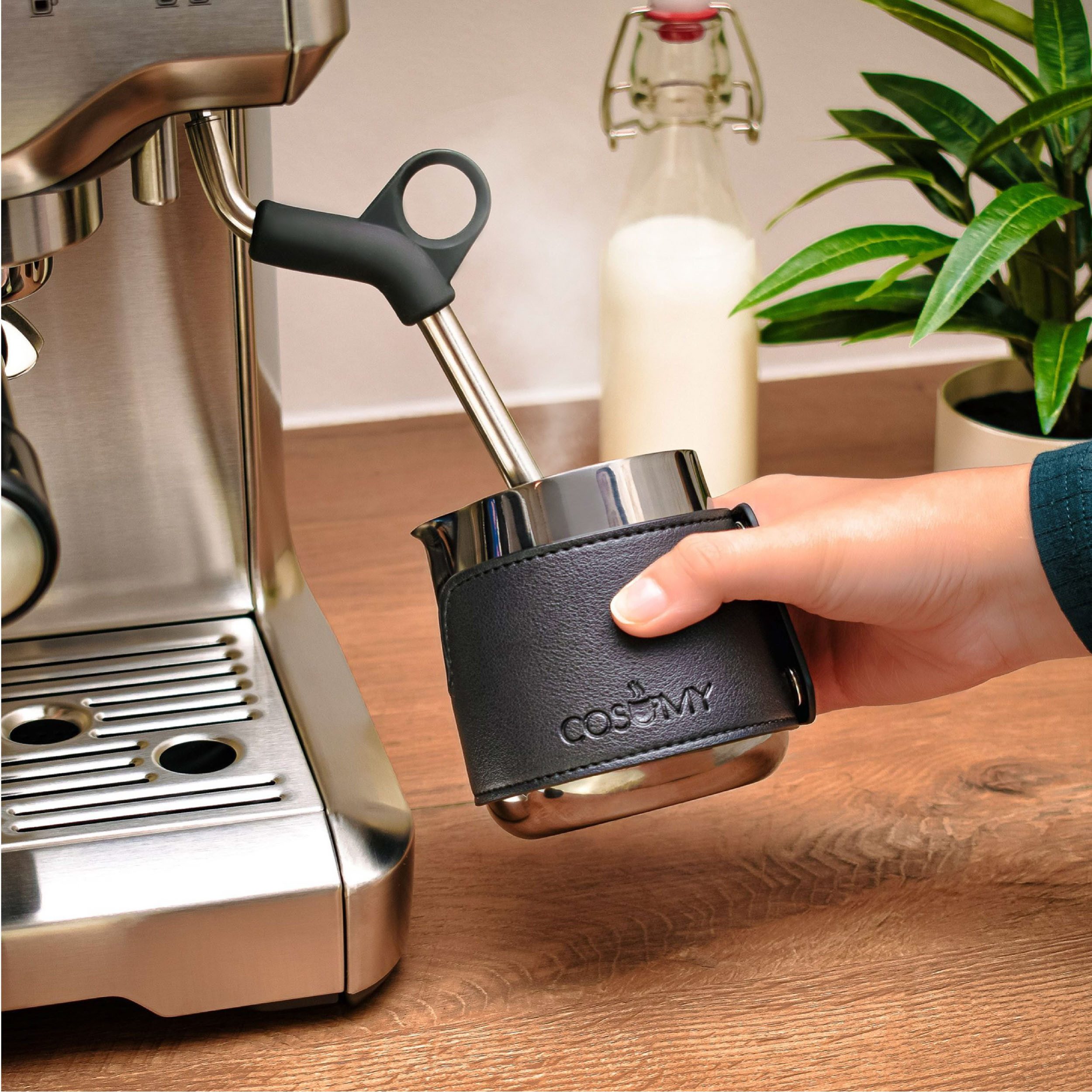 Cosumy Milchkännchen Barista Milchkännchen Edelstahl 350ml mit Lederhülle, 350 l, (Set, 1-St), Griffloses Design - Messskala im Inneren – Bild 4 von 5
