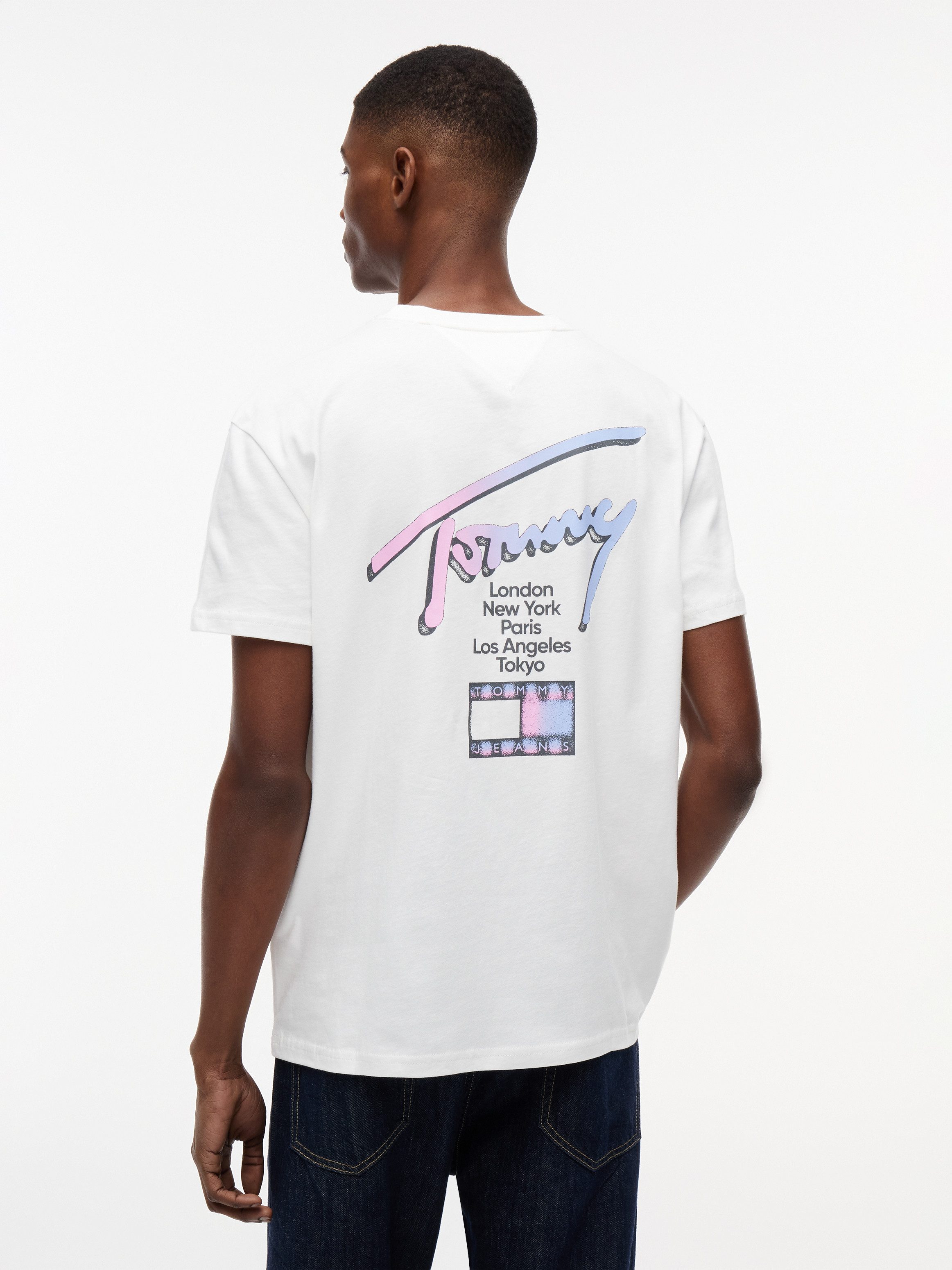 Tommy Jeans T-Shirt TJM REGULAR CITY SIGNATURE mit Tommy-Signatur-Logo auf dem Rücken