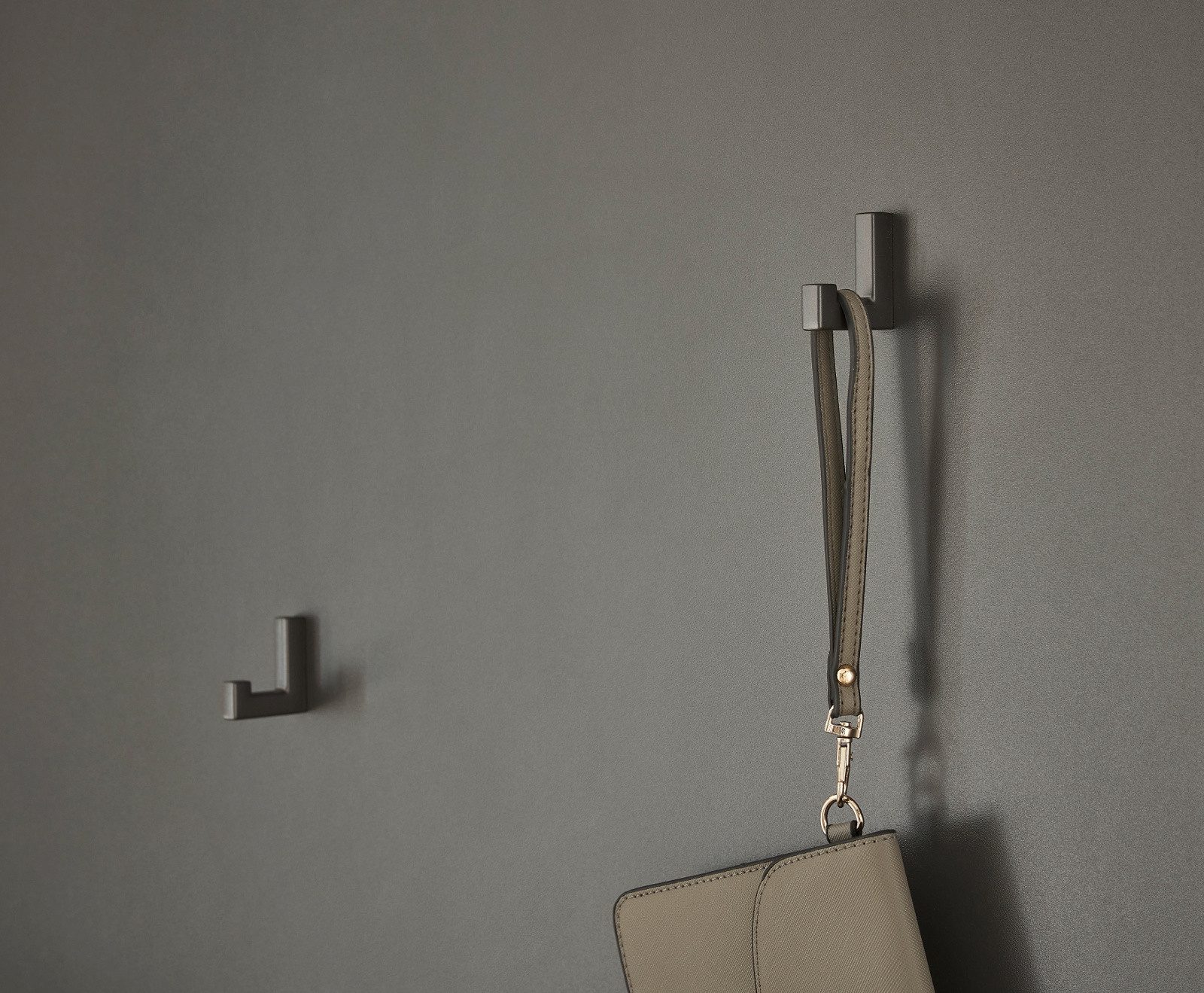 Furn.Design Garderobenpaneel Center (Garderobe in grau matt und Wotan Eiche Dekor, 100 x 135 cm), mit verdeckter Kleiderstange