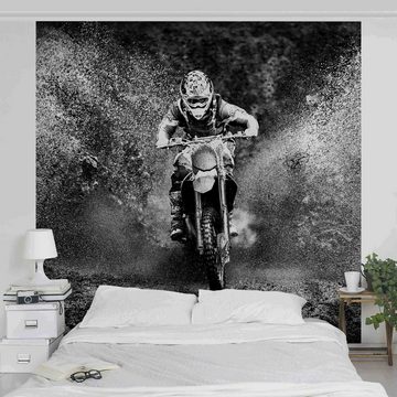 Bilderdepot24 Vliestapete Schwarz-Weiß Motocross Schlamm Motorrad Sport Racing Wanddeko, Glatt, Matt, (Inklusive Gratis-Kleister oder selbstklebend), Jungenzimmer Jugendzimmer Flur Fototapete Motivtapete Wandtapete