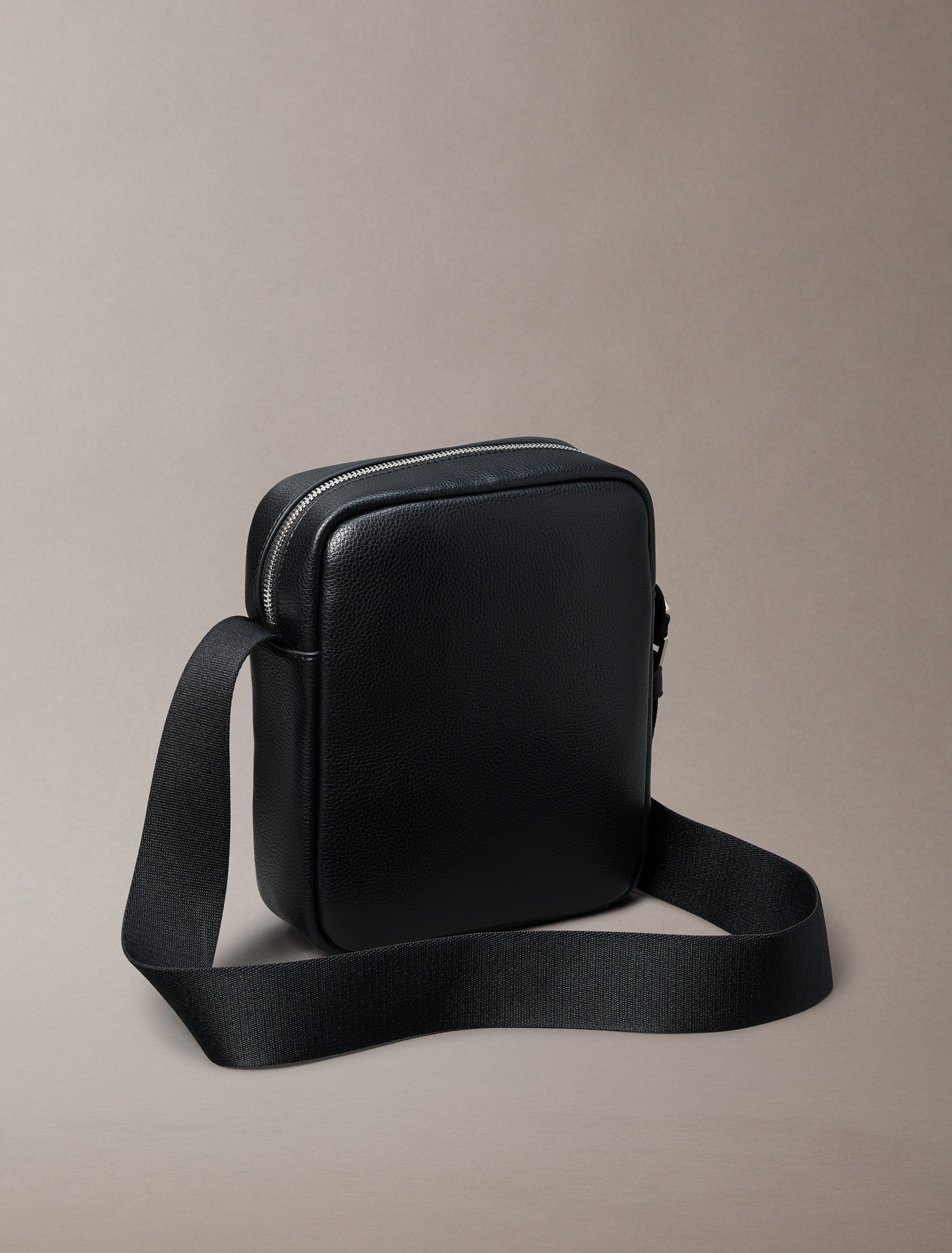 Calvin Klein Umhängetasche RAISED REPORTER, Herren Minibag, Crossbodybag, Schultertasche mit Logoschriftzug – Bild 3 von 5