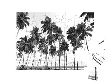 puzzleYOU Puzzle Kokospalmen am tropischen Strand, schwarz-weiß, 48 Puzzleteile, puzzleYOU-Kollektionen Fotokunst