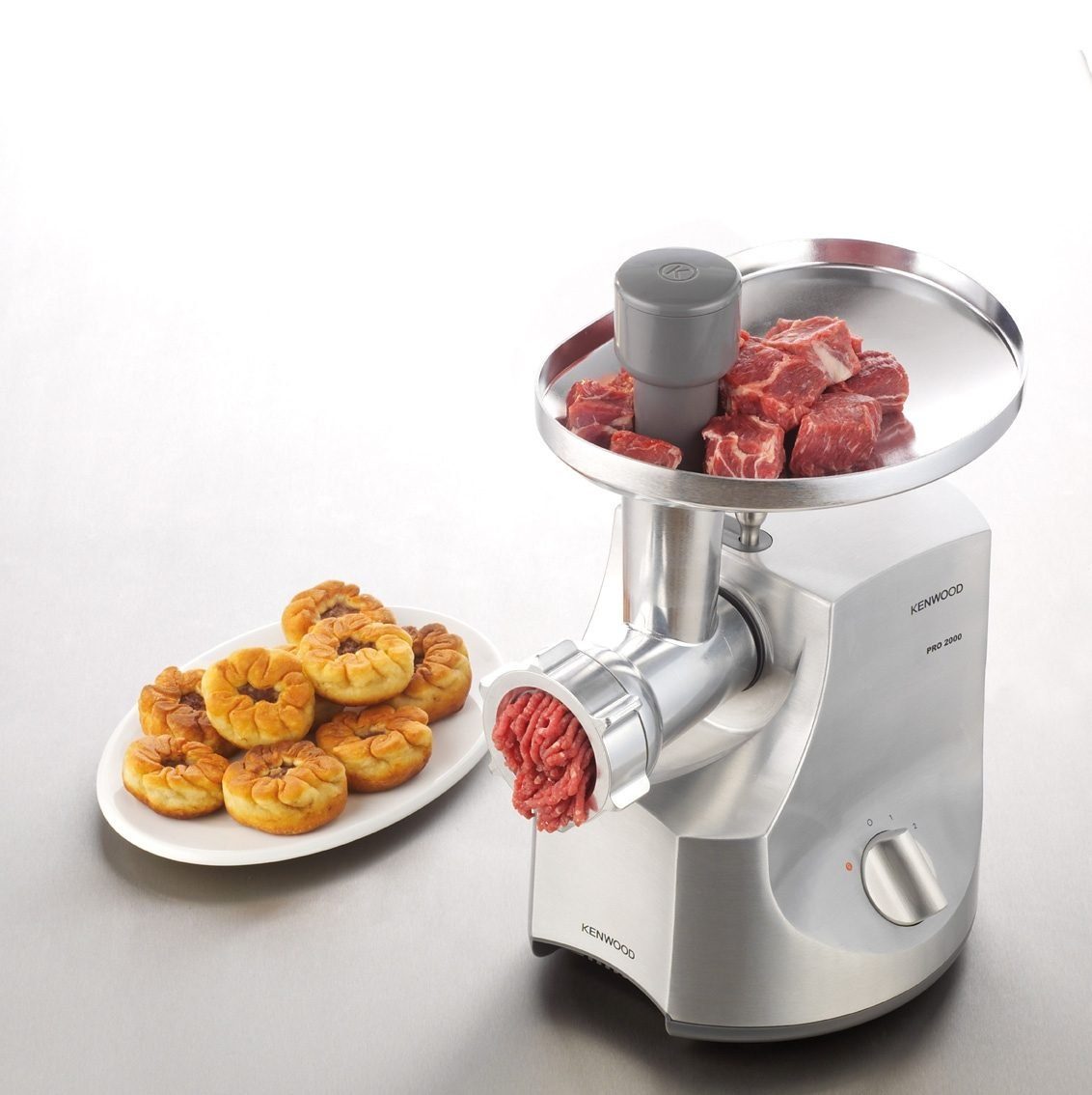 KENWOOD Fleischwolf MG700 mit 2 Wurstfüllaufsätzen, Kebbeaufsatz, 3 Lochscheiben, 850 Watt Normallastleistung - Maximalleistung 2000 W – Bild 5 von 5
