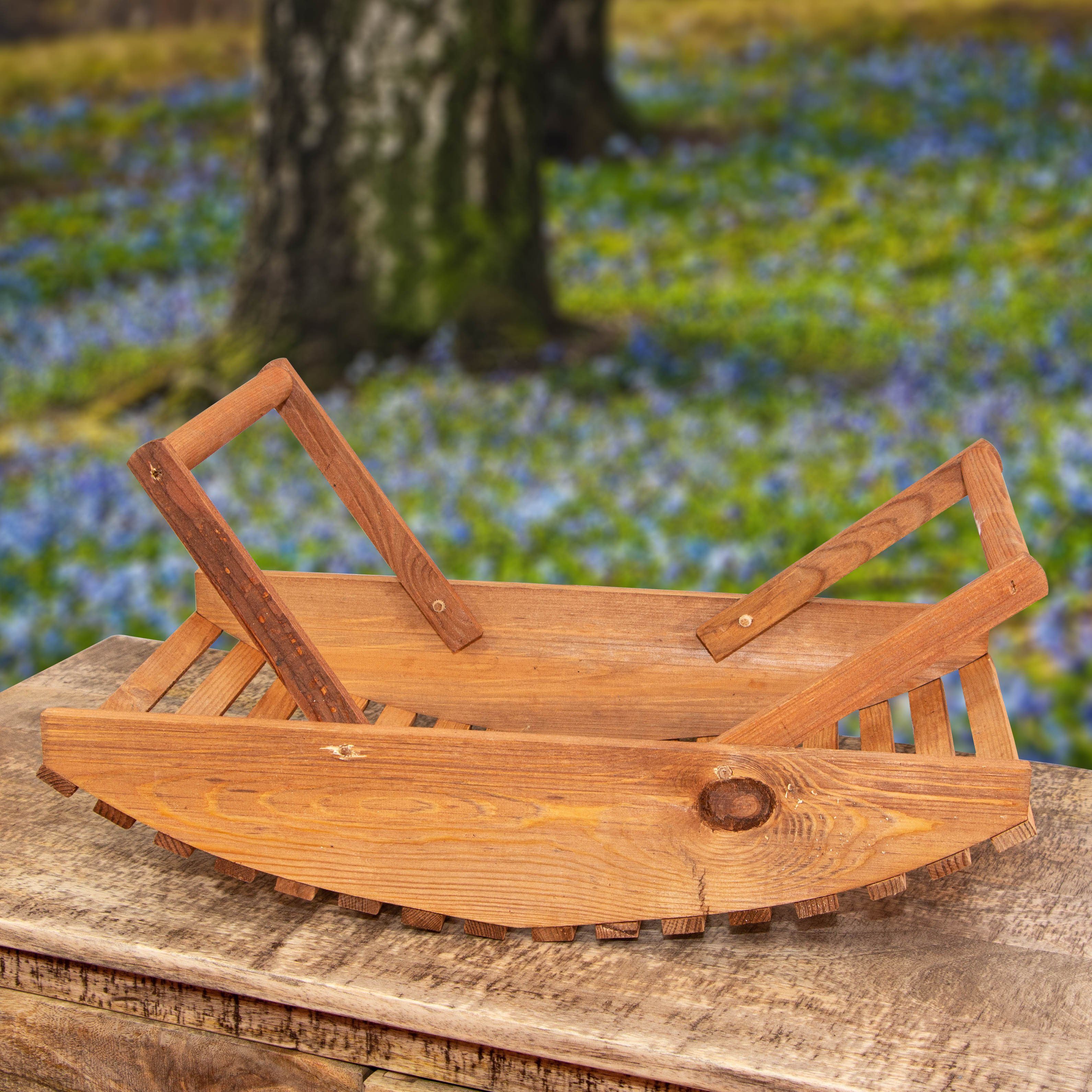 Antikas Gartenfigur Korb zum Blumenpflücken, Holzkorb