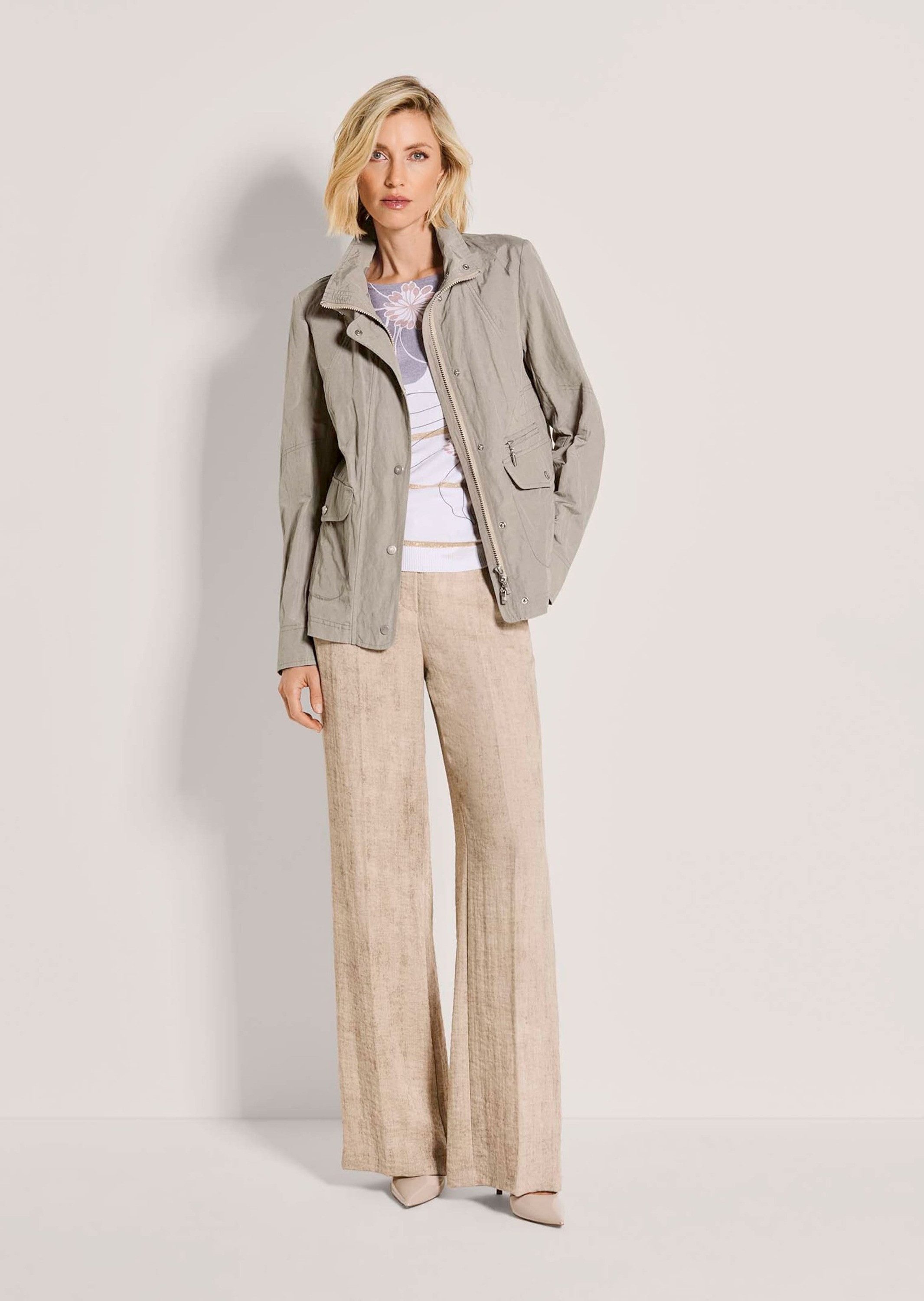 MADELEINE Outdoorjacke Sportive Baumwolljacke mit Stehkragen Freizeitjacke mit 2-Wege-Zipper, Pattentaschen und Langarm