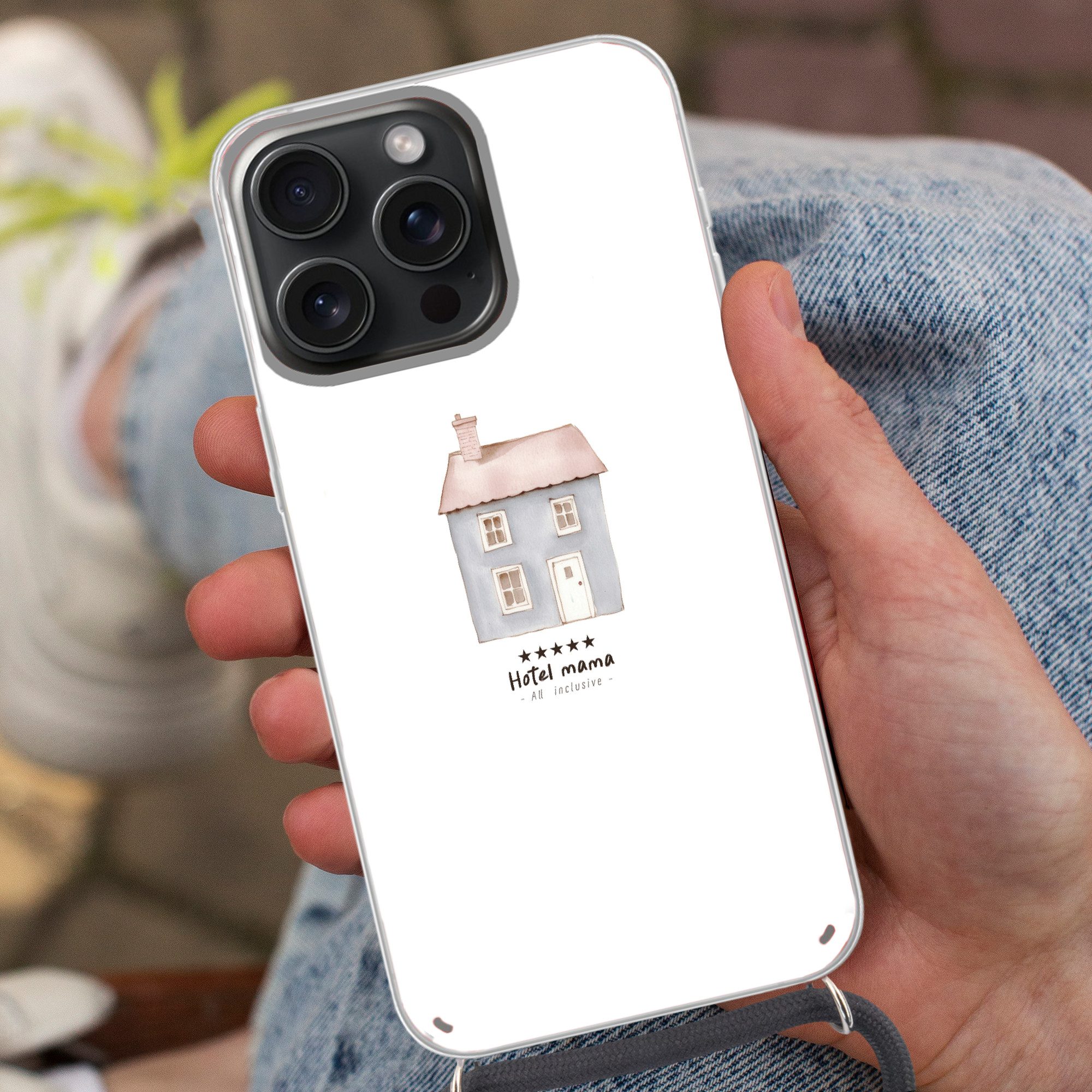 MuchoWow Handyhülle für Apple iPhone 15 Pro Max Hellblau - Haus - Mutti - Text, Tragbare Handyhüllen mit Kette zum umhängen, Handykette Handyband