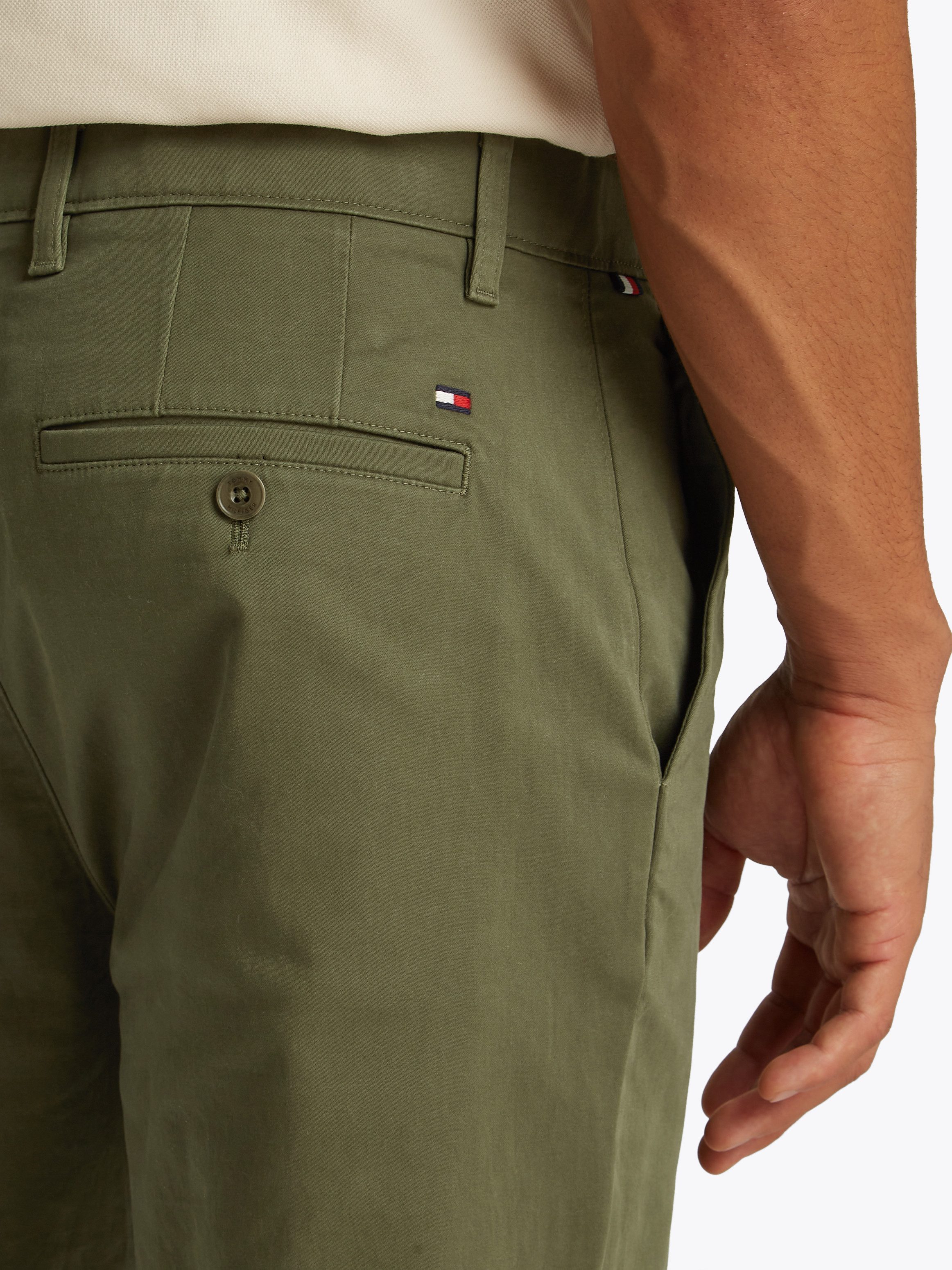 Tommy Hilfiger Chinohose DENTON CHINO SATIN mit Gesäßtaschen mit Knopf, Logostickerei – Bild 4 von 5