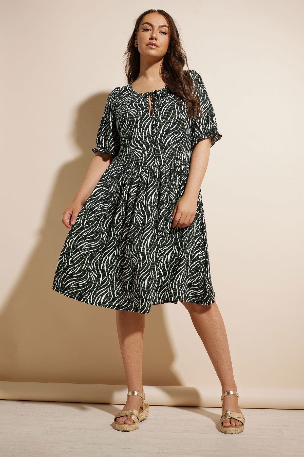 Stil Diva Minikleid Minikleid in Übergröße mit gerafftem Ausschnitt und Muster