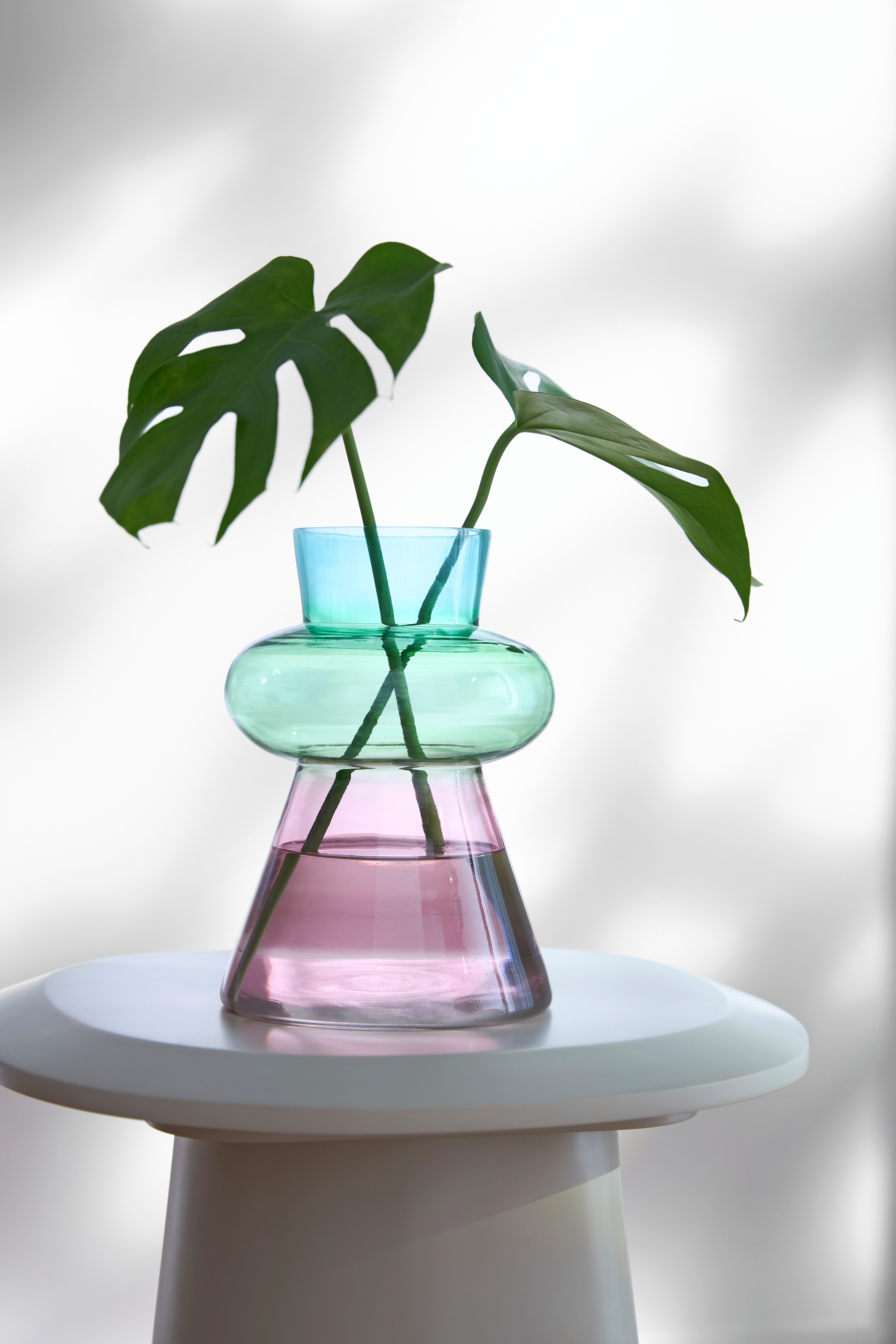 s.Oliver Dekovase Glasvase in bunter Farbkombination: blau, grün, rosa (2 St., jeweils 22cm hoch), Tischvase im 2er Set, 3-farbiges Design in moderner Form – Bild 3 von 5